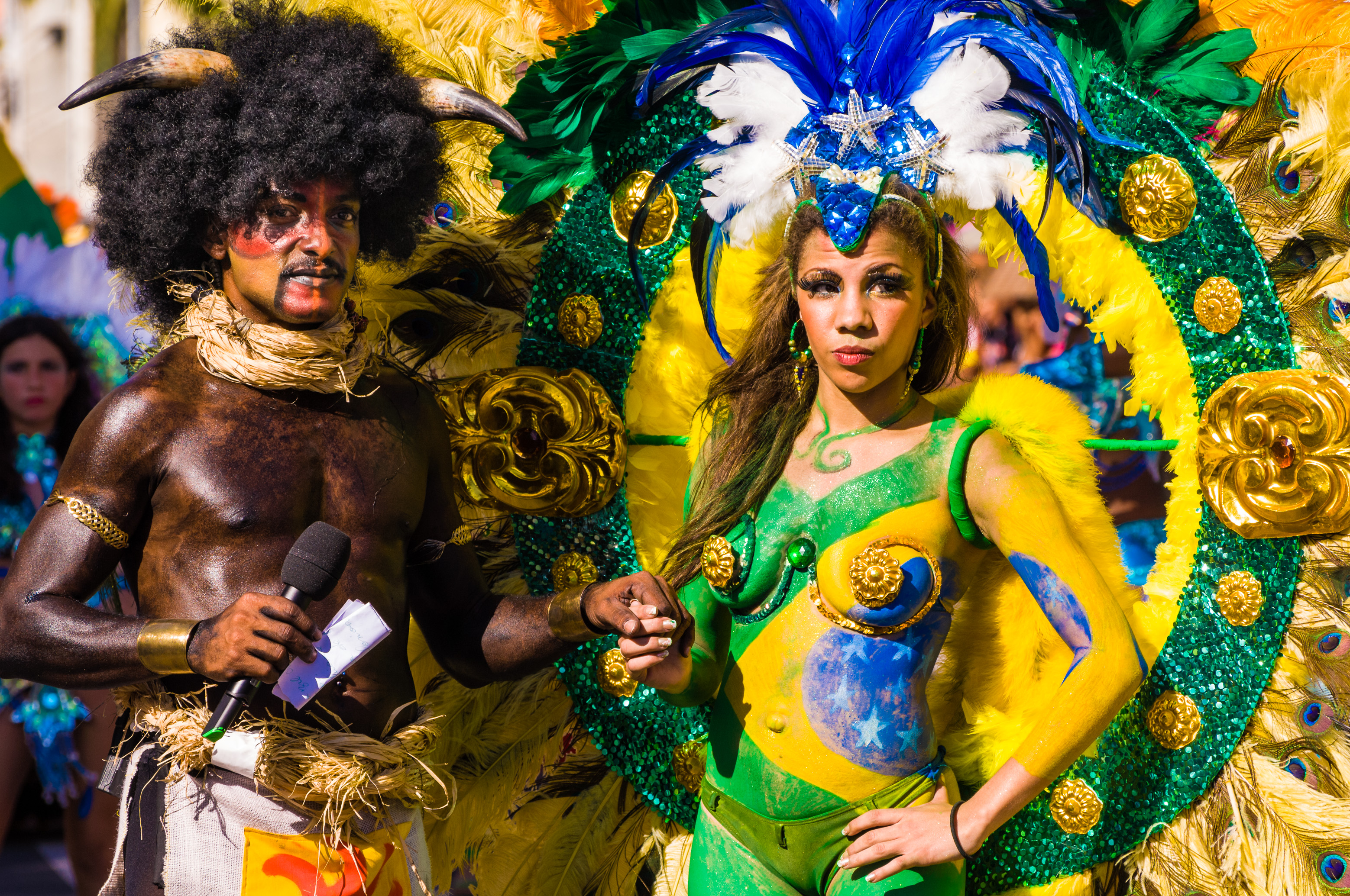 France, Guadeloupe, Grande Terre, Pointe-à-Pitre, un présentateur de télévision prépare le direct avec une carnavalière ambassadrice du Brésil, lors du grand défilé de clôture des Jours Gras (USAGE PRESSE UNIQUEMENT) // France, Guadeloupe, Grande Terre, Pointe-à-Pitre, a television presenter prepares his interview with a voman ambassador of Brazil, during the great parade of Shrovetide (PRESS USE ONLY)