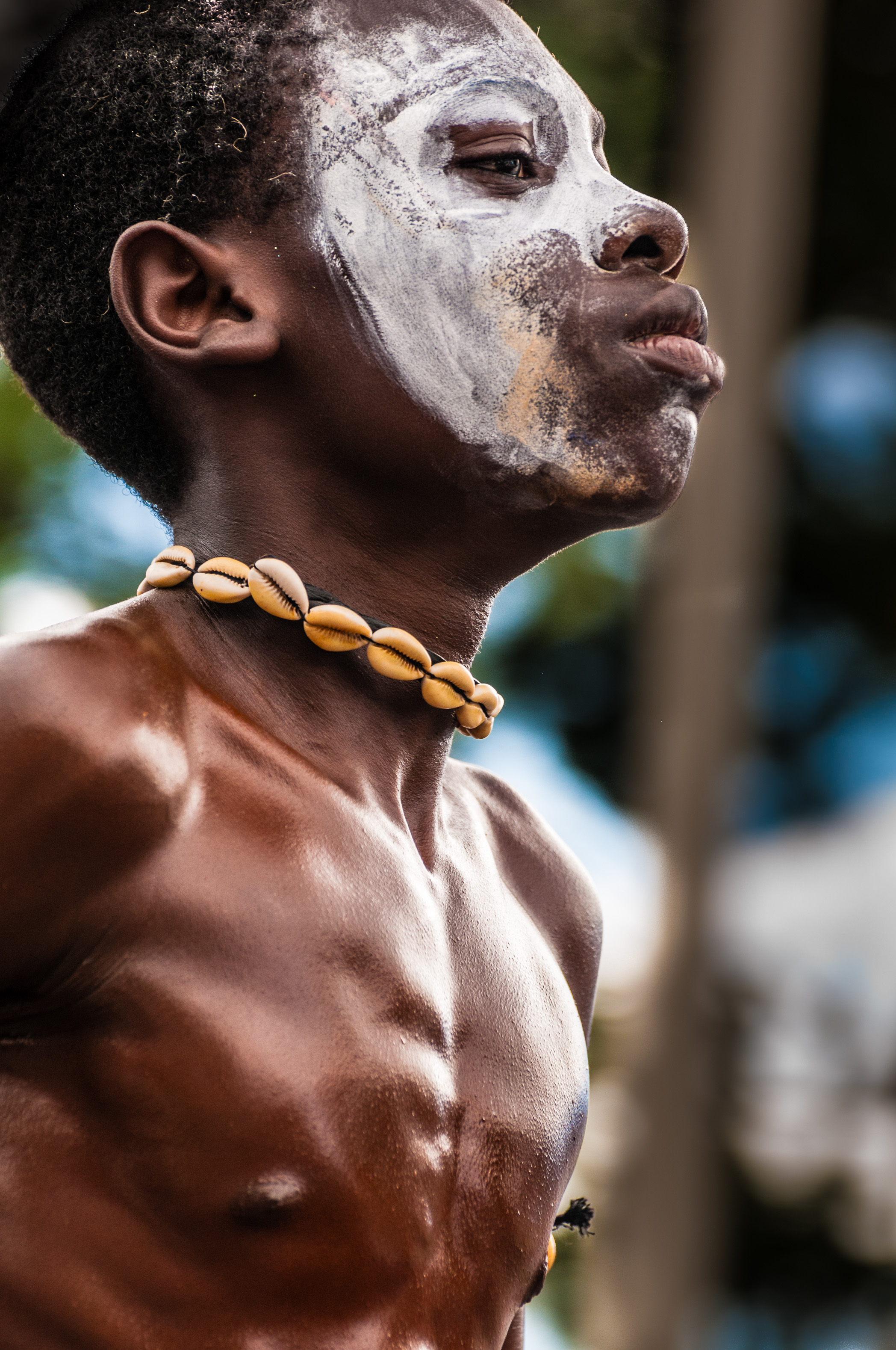 France, Guadeloupe, Basse-Terre, portrait d'un jeune carnavalier au corps enduit de sirop batterie, d'un Gwoup a Po, groupe aux percussions et instruments traditionnels, tambours artisanaux à peau de chèvre, conques à lambi et chachas, lors du grand défilé de clôture des Jours Gras à Basse-Terre (USAGE PRESSE UNIQUEMENT) // France, Guadeloupe, Basse-Terre, portrait of a young boy with battery syrup coated body, from a Gwoup a Po, group of traditional percussion instruments, handcrafted drums goatskin, Queen conch and chachas, during the closing parade of Shrovetide in Basse-Terre (PRESS USE ONLY)