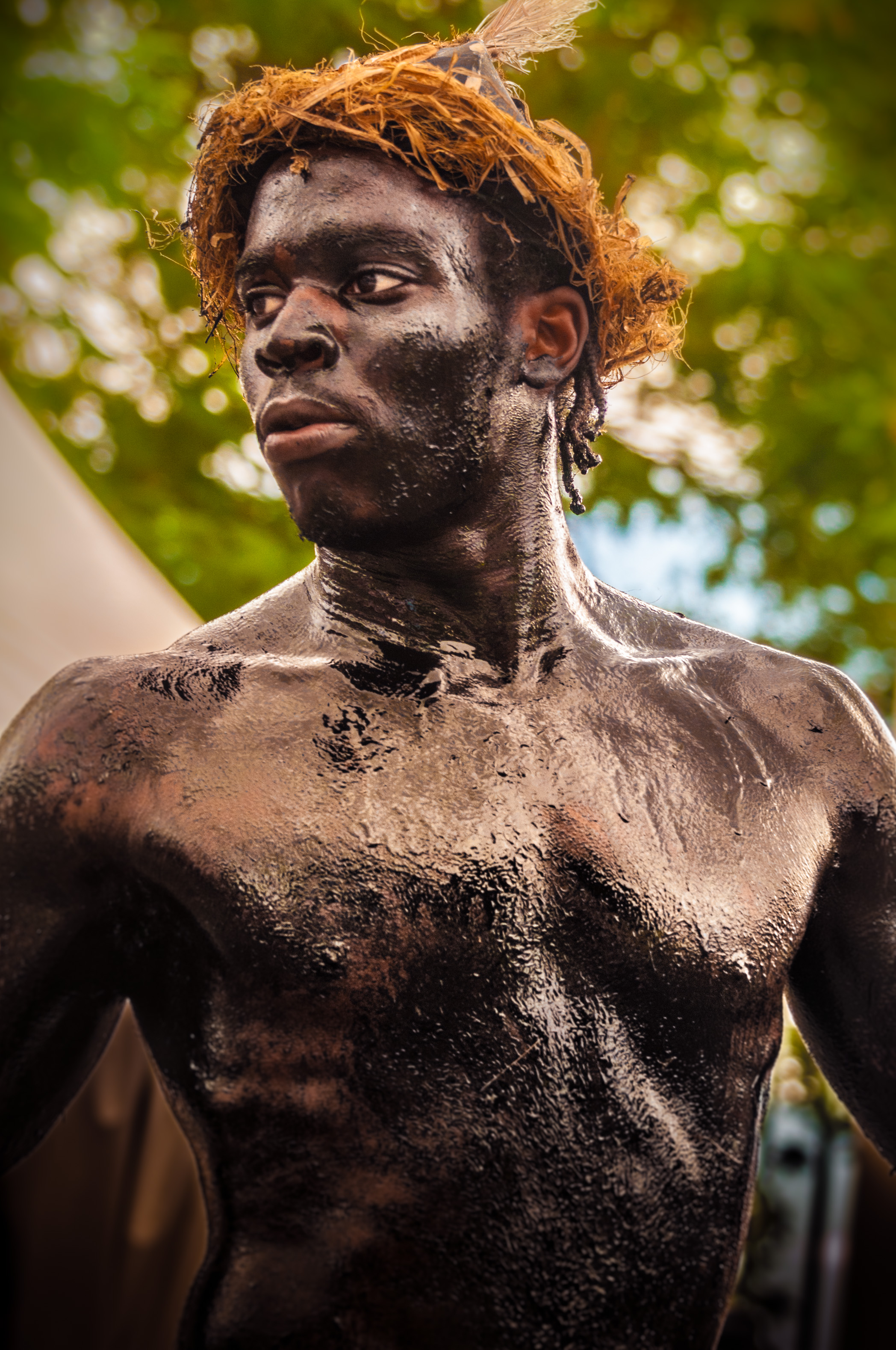 France, Guadeloupe, Basse-Terre, portrait d'un jeune carnavalier au corps enduit de sirop batterie, d'un Gwoup a Po, groupe aux percussions et instruments traditionnels, tambours artisanaux à peau de chèvre, conques à lambi et chachas, lors du grand défilé de clôture des Jours Gras à Basse-Terre (USAGE PRESSE UNIQUEMENT) // France, Guadeloupe, Basse-Terre, portrait of a young boy with battery syrup coated body, from a Gwoup a Po, group of traditional percussion instruments, handcrafted drums goatskin, Queen conch and chachas, during the closing parade of Shrovetide in Basse-Terre (PRESS USE ONLY)