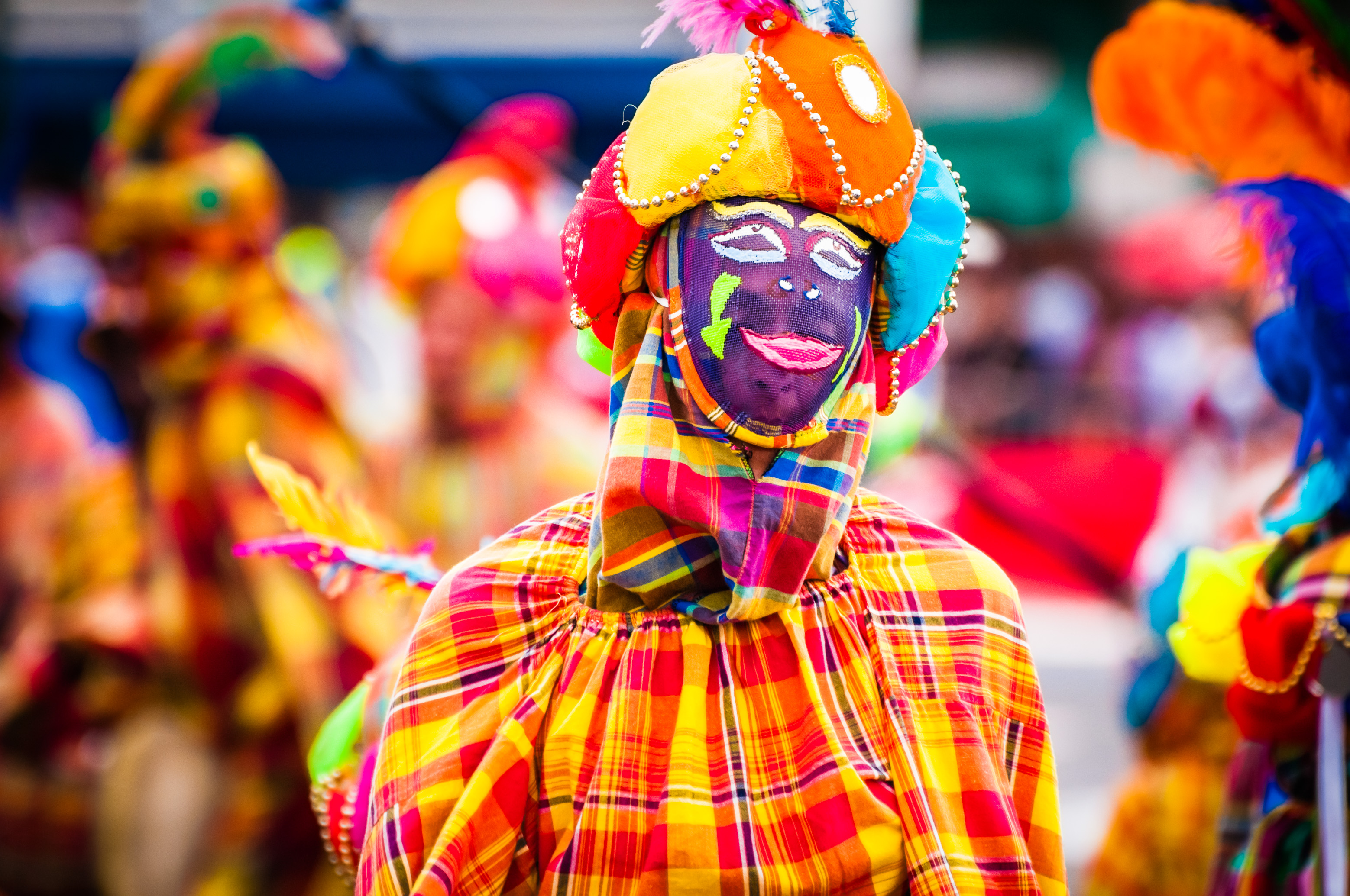 France, Guadeloupe, Basse-Terre, danseur masqué et habillé de madras, du groupe Mas Vieux-Fort, lors du grand défilé de clôture des Jours Gras à Basse-Terre (USAGE PRESSE UNIQUEMENT) // France, Guadeloupe, Basse-Terre, masked and traditionnally madras dressed dancer from Mas Vieux-Fort Group, during the closing parade of Shrovetide in Basse-Terre (PRESS USE ONLY)