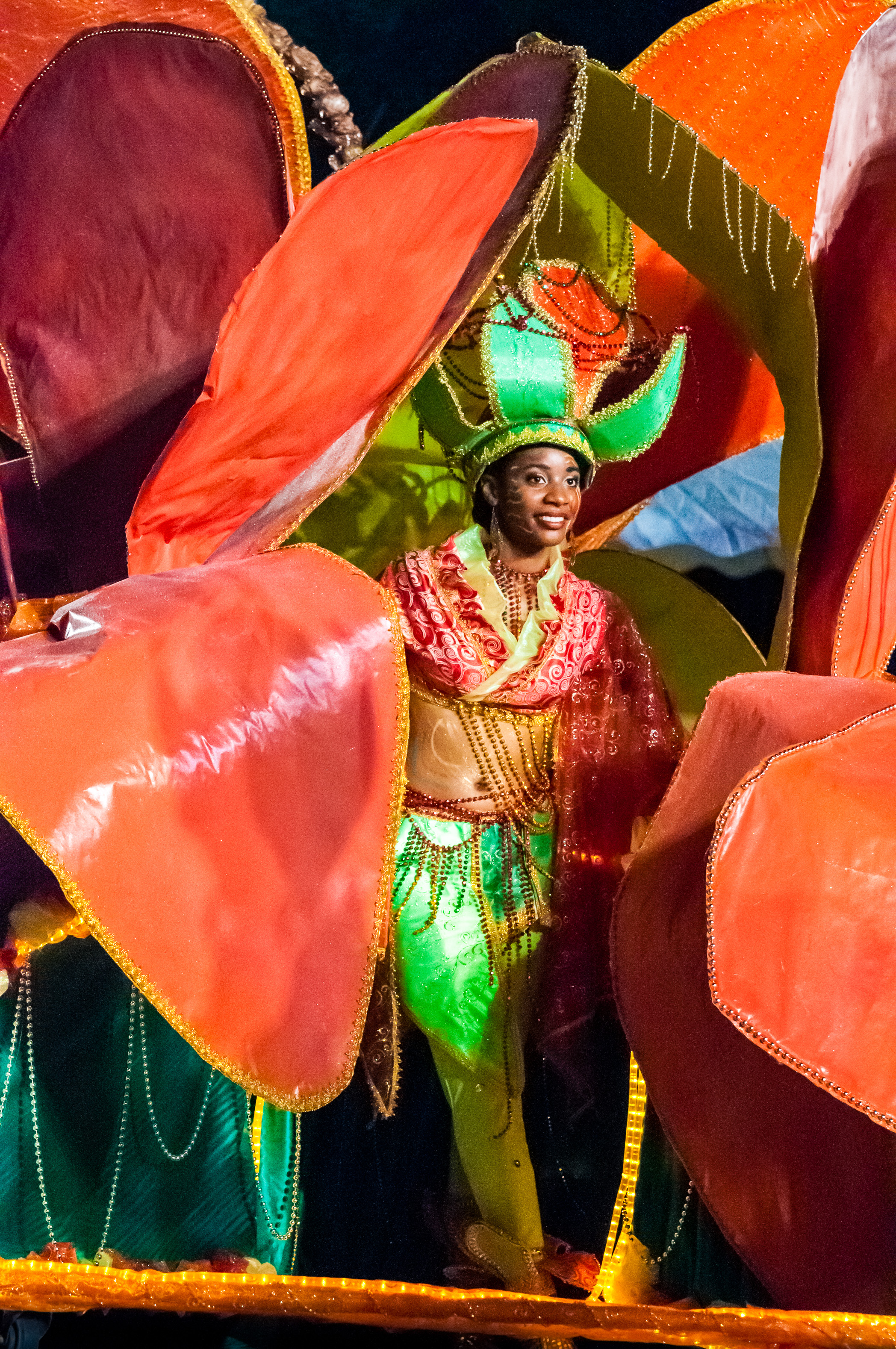 France, Guadeloupe, Basse-Terre, danseuse du groupe Kalson All Stars sur un char de fleurs géantes, lors du grand défilé de clôture des Jours Gras à Basse-Terre (USAGE PRESSE UNIQUEMENT) // France, Guadeloupe, Basse-Terre, dancer of Kalson All Stars band on a carnival float with giant flowers, during the closing parade of Shrovetide in Basse-Terre (PRESS USE ONLY)