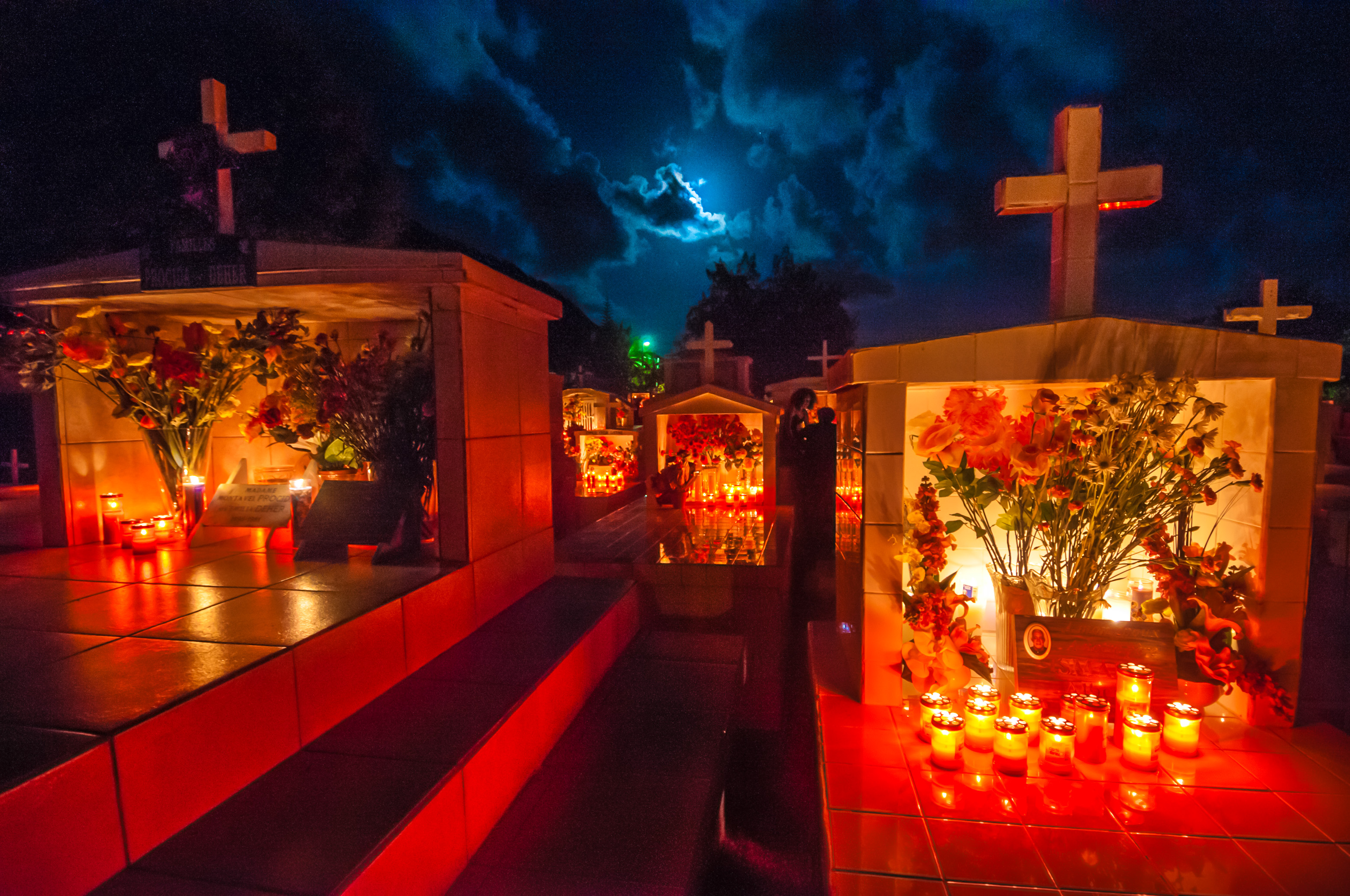 France, Petites Antilles, Guadeloupe, les Saintes, un couple discute entre les tombes du cimetière de Terre-de-Haut, la nuit de la Toussaint, MR-PR non // France, French West Indies, Guadeloupe, Les Saintes, a couple talks between the graves of the cemetery of Terre-de-Haut, the night of All Saints Day, MR-PR no