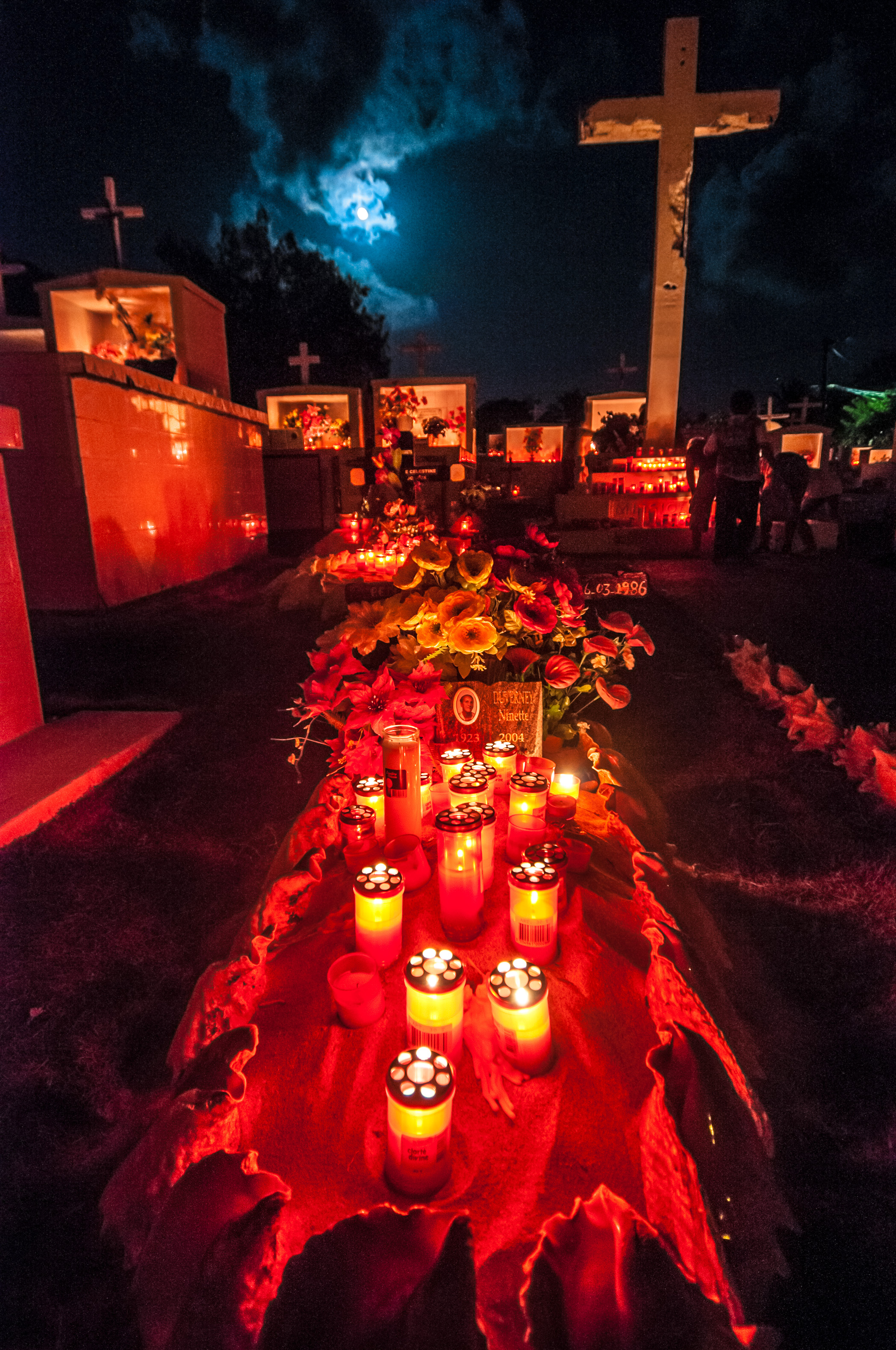 France, Petites Antilles, Guadeloupe, archipel des Saintes, Terre-de-Haut, veillée mortuaire de la Toussaint à la lueur des cierges, PR-MR non // France, French West Indies, Guadeloupe, Les Saintes, Terre-de-Haut funeral wake of All Saints Day in the glow of candles, MR-PR no