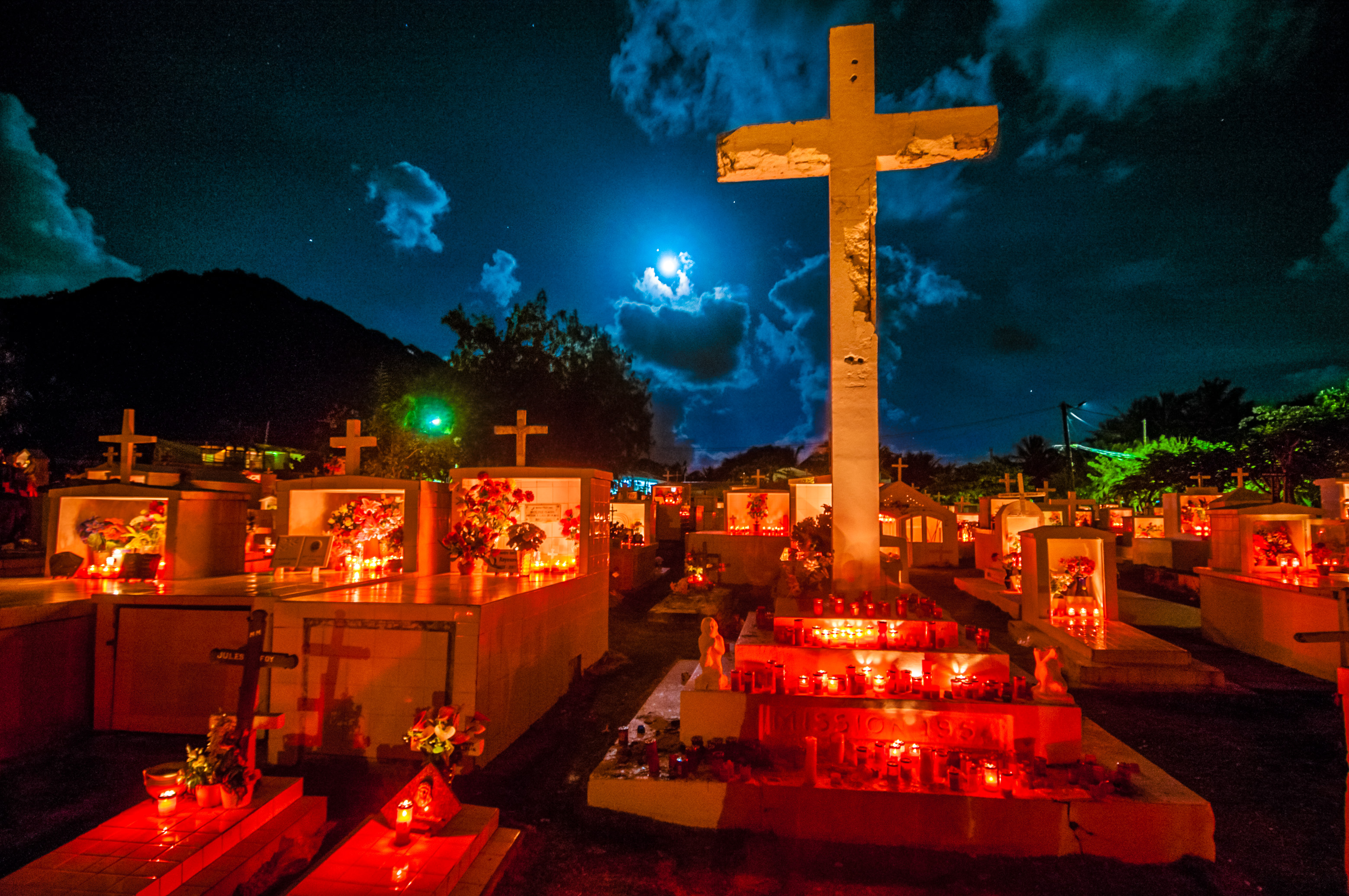 France, Petites Antilles, Guadeloupe, archipel des Saintes, Terre-de-Haut, veillée mortuaire de la Toussaint à la lueur des cierges, PR-MR non // France, French West Indies, Guadeloupe, Les Saintes, Terre-de-Haut funeral wake of All Saints Day in the glow of candles, MR-PR no