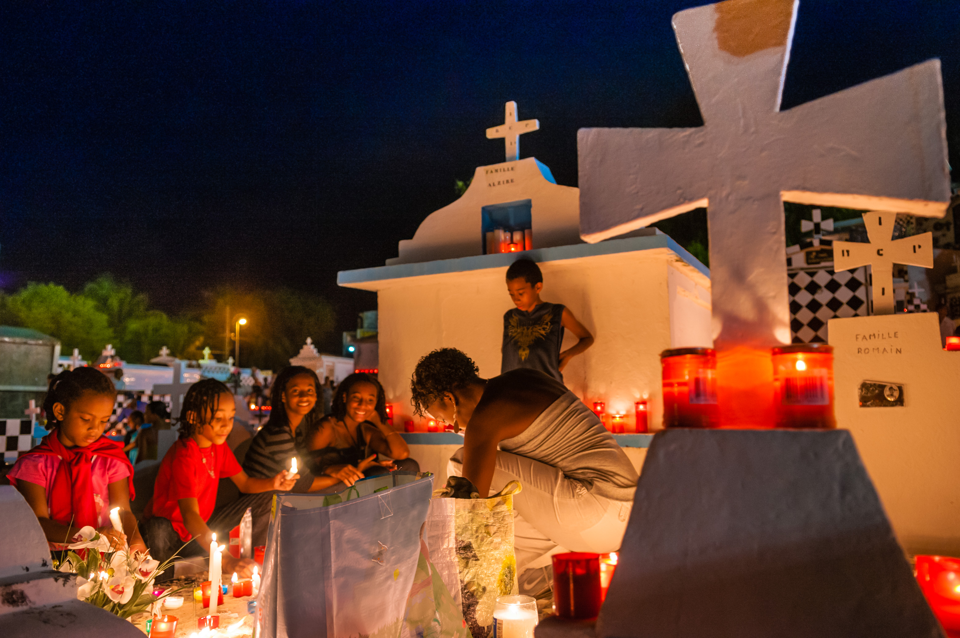 France, Petites Antilles, Guadeloupe, Grande-Terre, veillée mortuaire de la Toussaint au cimetière de Morne-à-l'Eau, à la lueur des cierges, PR-MR non // France, French West Indies, Guadeloupe, Grande-Terre, funeral wake of All Saints Day, Morne-à-l'Eau cemetery, in the glow of candles, PR-MR no