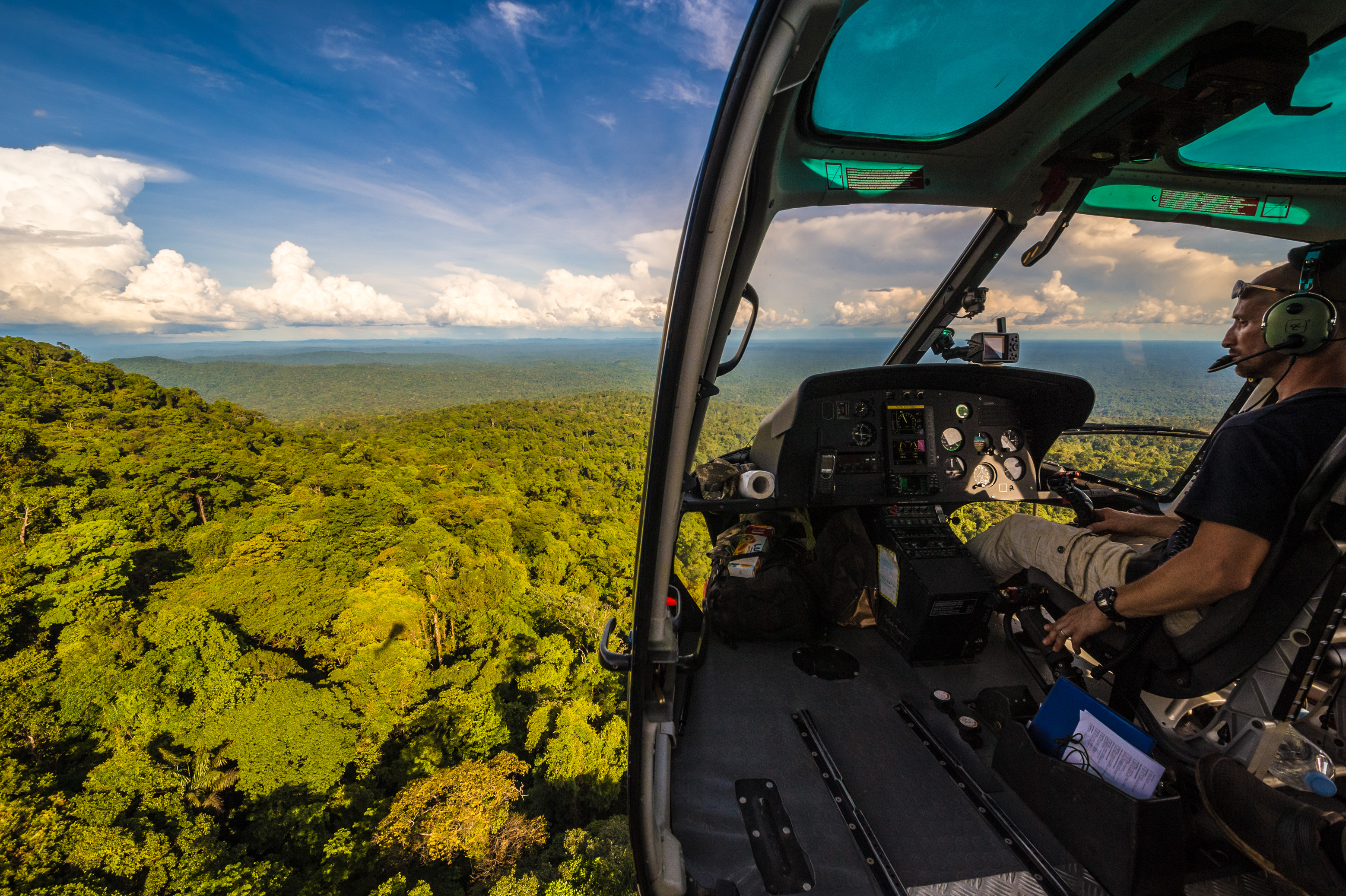 "Chercheurs dans la brume", mission scientifique d'inventaire pluridisciplinaire Itoupé II, au coeur du Parc amazonien de Guyane. Découvrez les reportages parus dans la presse magazine / Photos : Aurélien BRUSINI