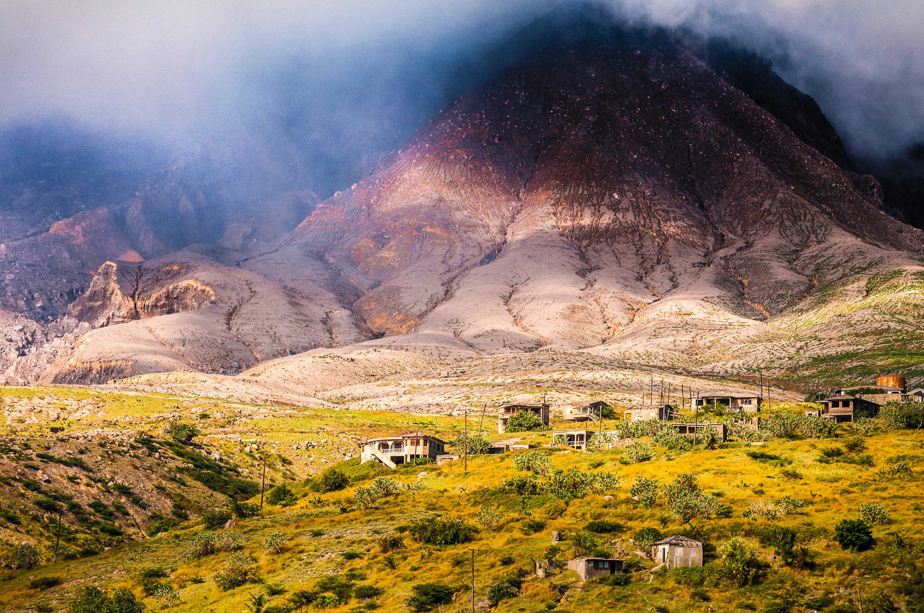 Montserrat, au rythme du volcan : découvrez aussi les reportages parus dans la presse magazine / Photos : Aurélien BRUSINI