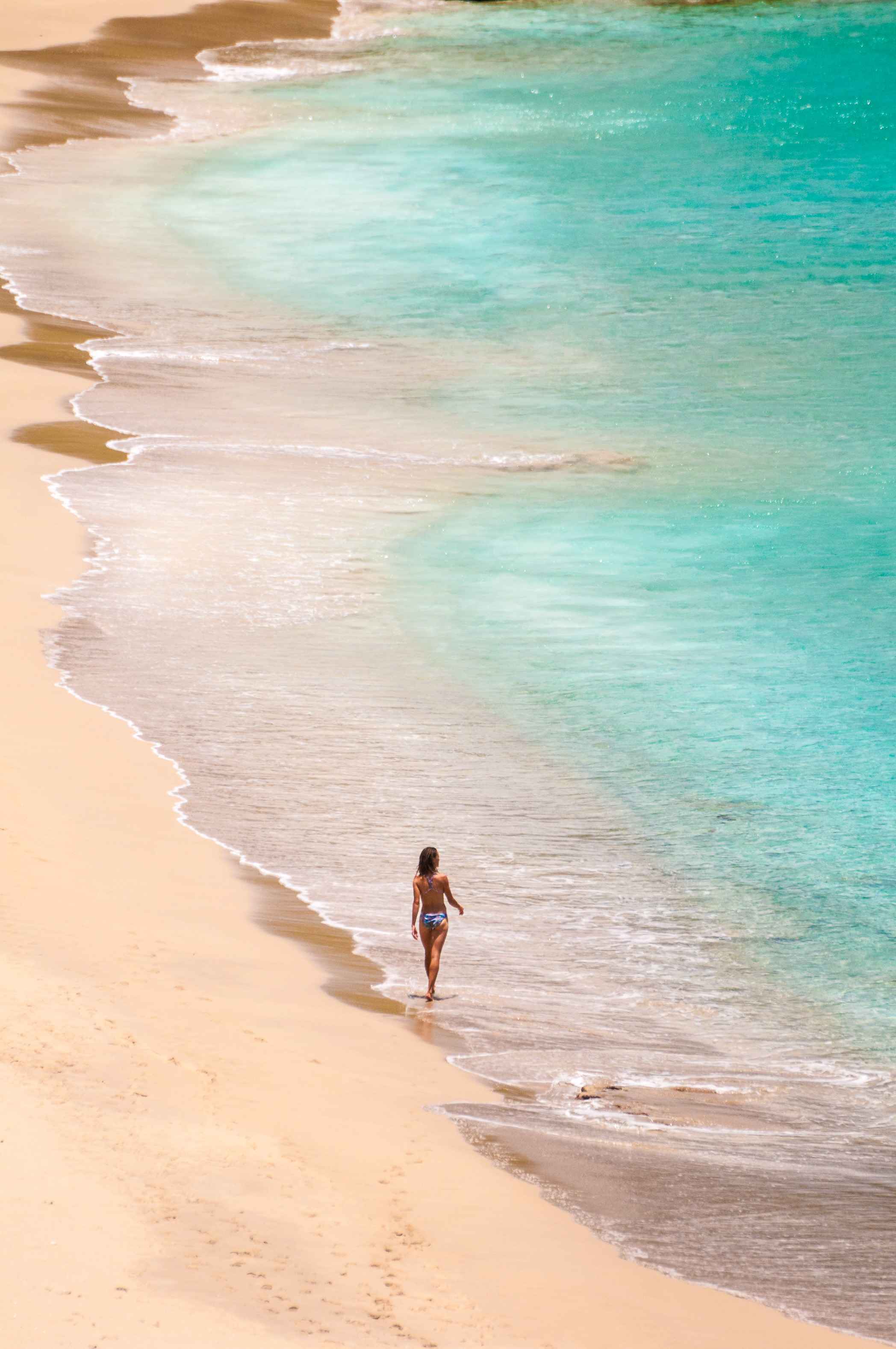 Woman on the beach of Anse de Colombier, Saint-Barthelemy island, French West Indies, France / Femme sur la plage de l'Anse de Colombier, île de Saint-Barthélémy, Antilles françaises, France.