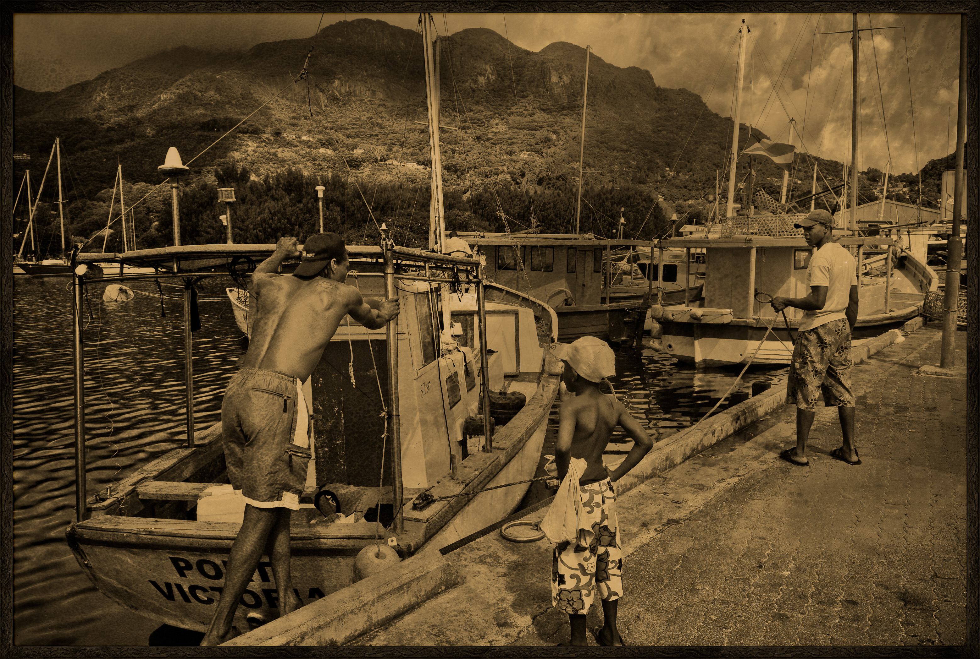 Seychelles, océan Indien, île de Mahé, Victoria, marins-pêcheurs pratiquant la pêche traditionnelle au casier trempé, les Trois Frères du Morne seychellois en arrière-plan, vue créative, MR non // Seychelles, Indian Ocean, Mahe Island, Victoria, fishermen practicing traditional fishing with soaked trap, the Trois Frères submits of Morne Seychellois background, creative view, MR no