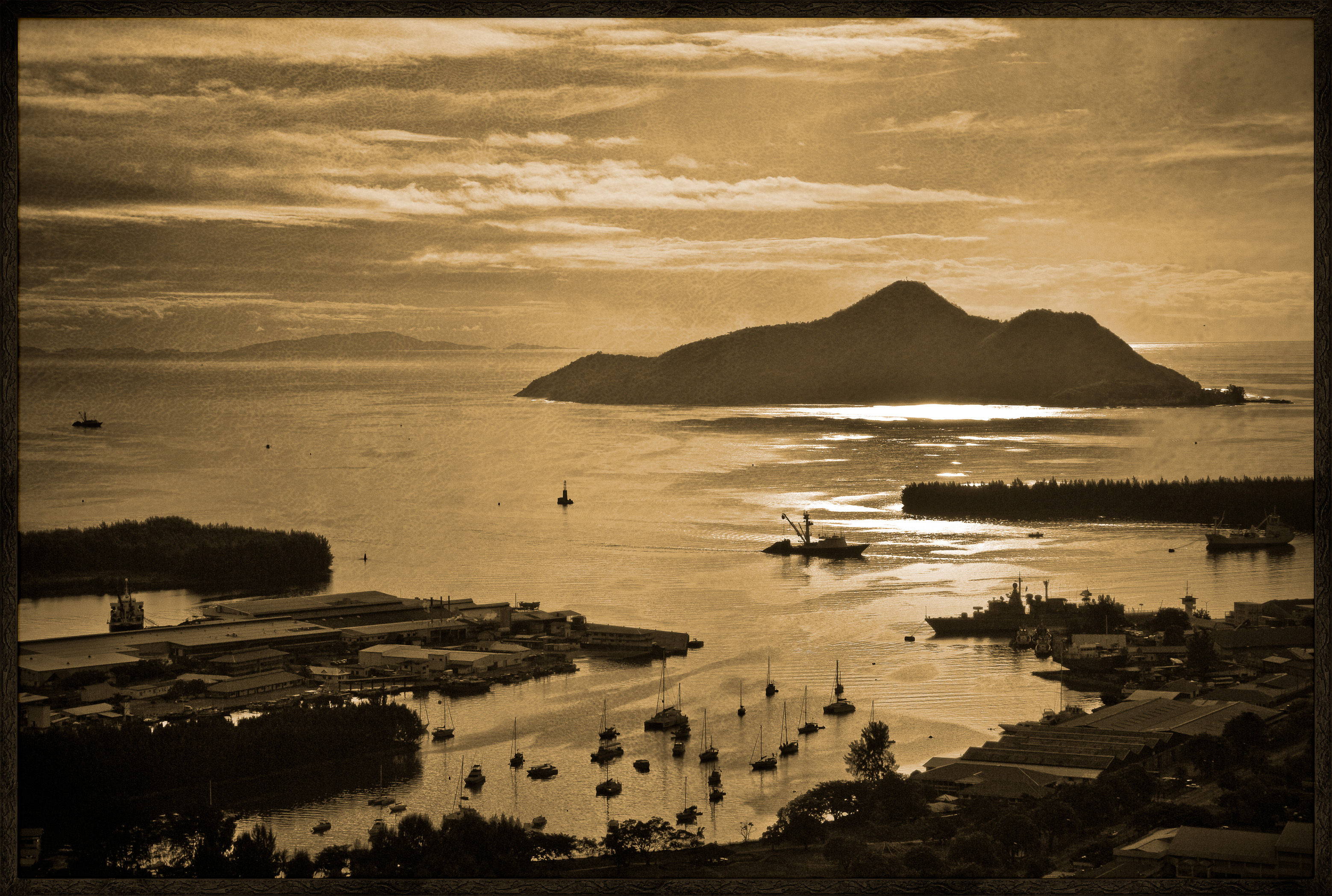 Seychelles, océan Indien, île de Mahé, Beau Vallon, marin-pêcheur pratiquant la pêche traditionnelle à la senne en katiolo (pirogue de pêche), déjeunant dans son katiolo, vue créative, MR non // Seychelles, Indian Ocean, Mahe Island, Victoria, Port Victoria, the first Indian Ocean tuna transhipment port, the island of Sainte Anne in the background