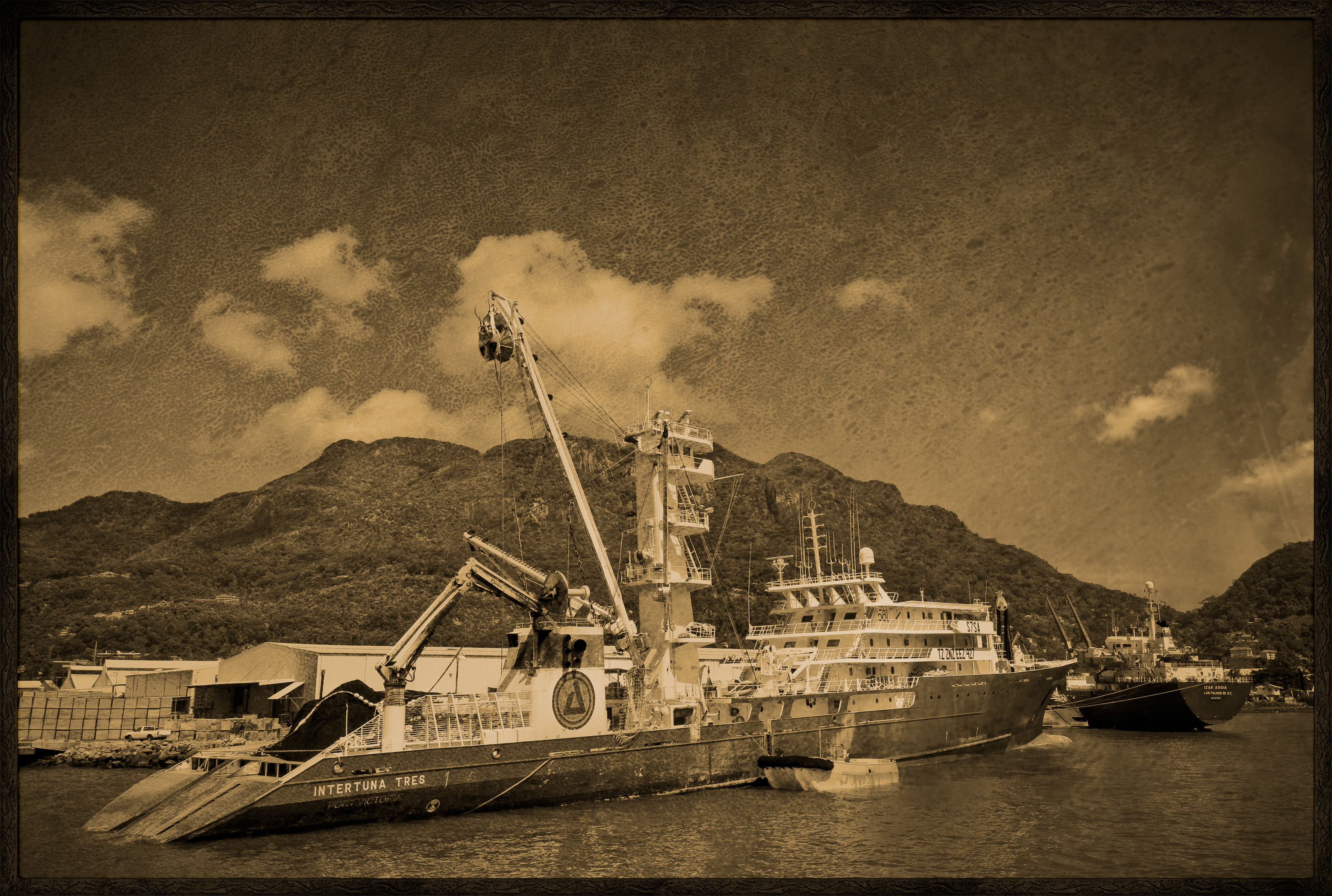 Seychelles, océan Indien, île de Mahé, Victoria, thonier sur le port de Victoria, premier port de transbordement de thon de l'océan Indien, les Trois Frères du Morne seychellois en arrière-plan, vue créative, MR-PR non // Seychelles, Indian Ocean, Mahe Island, Victoria, tuna fishing vessels on Victoria Harbour, first tuna transhipment port in the Indian Ocean, the Trois Frères sbumits of Morne Seychellois background, creative view, MR-PR no