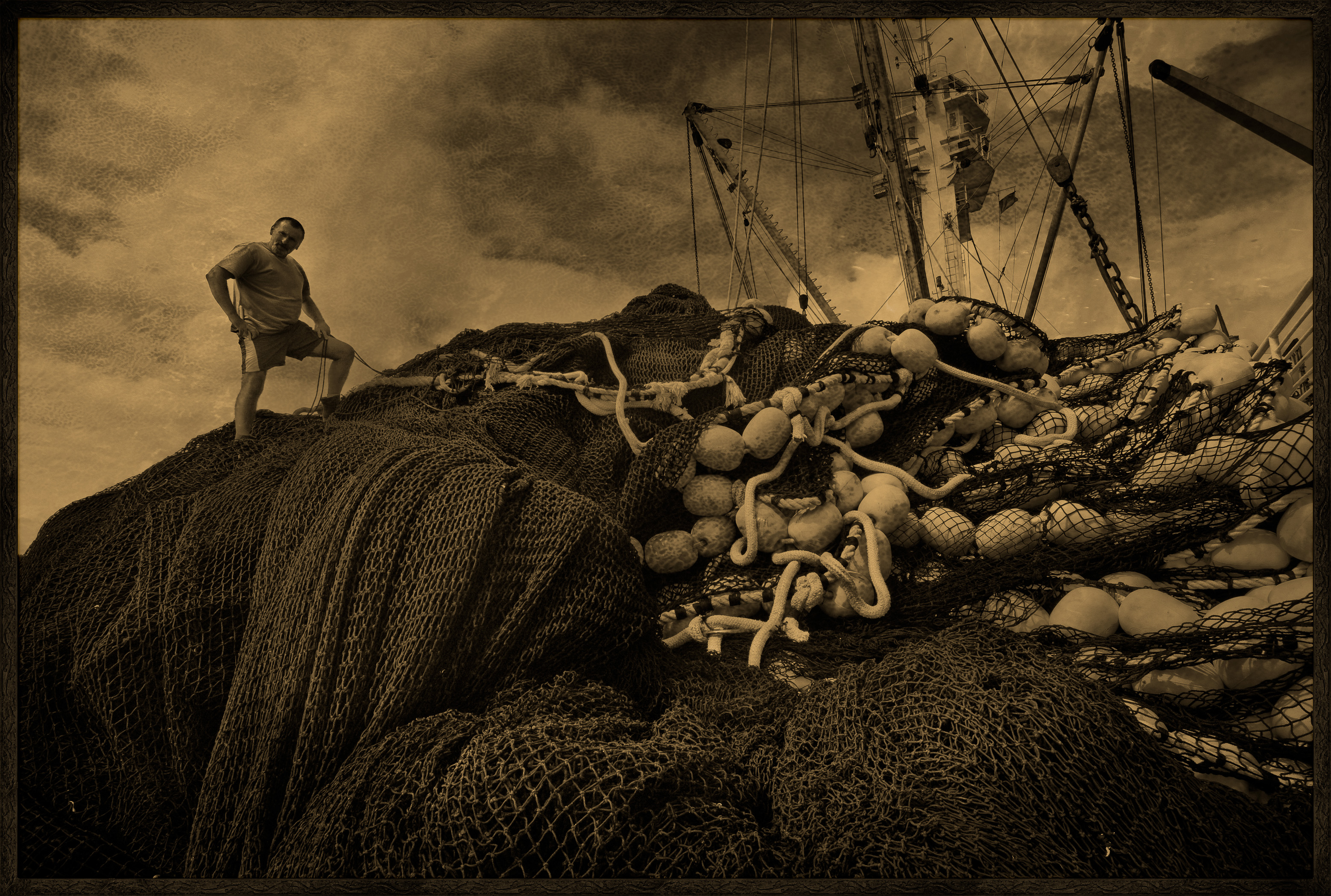 Seychelles, océan Indien, île de Mahé, Victoria,  immense filet du thonier en poupe lors du chargement de la cargaison de thon à bord d'un cargo de fret sur le port de Victoria, premier port de transbordement de thon de l'océan Indien, vue créative, MR-PR non // Seychelles, Indian Ocean, Mahe Island, Victoria, huge tuna boat net in stern loading cargo of tuna aboard a cargo freighter in Port Victoria, the first Indian Ocean tuna transhipment port, creative view, MR-PR no