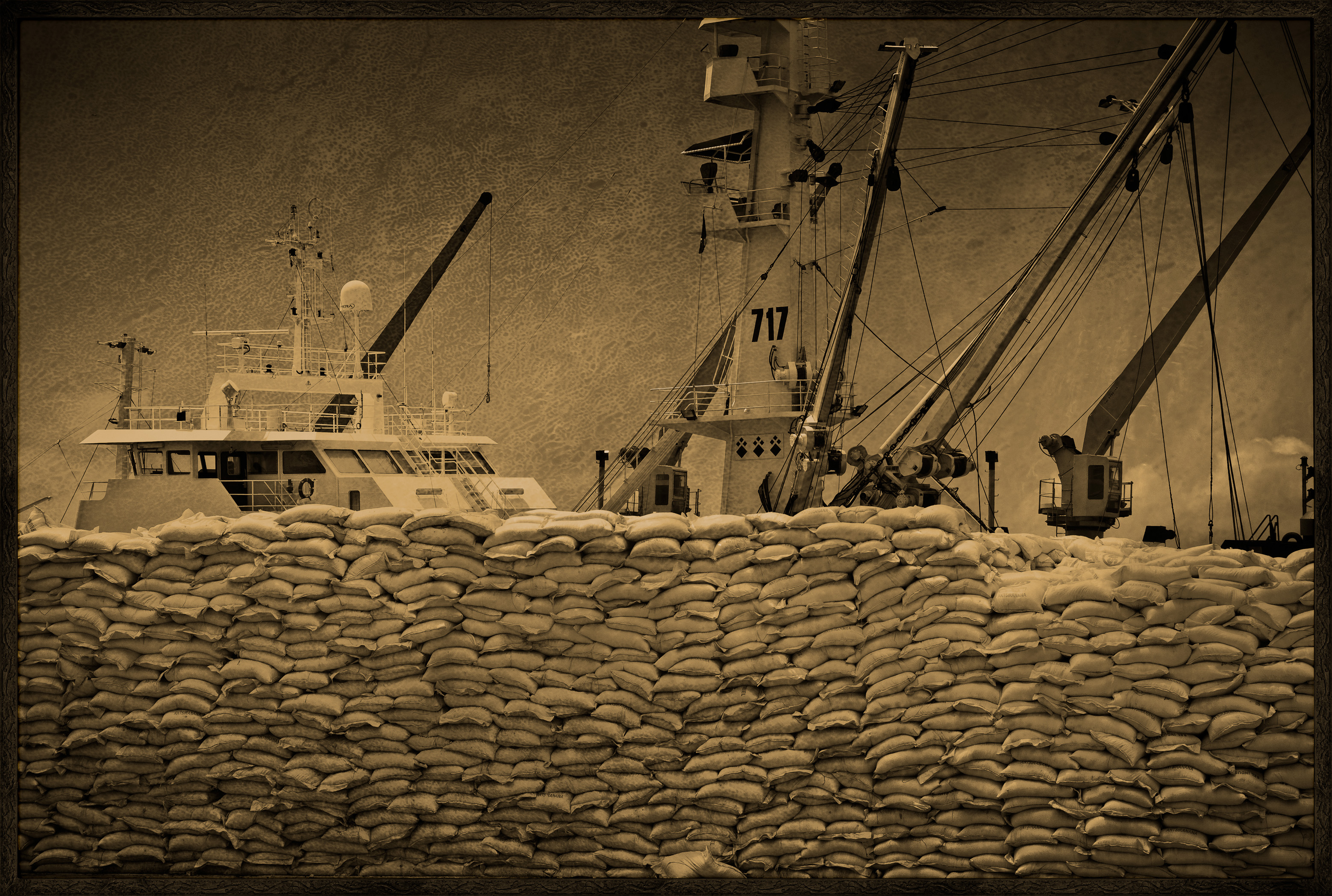 Seychelles, océan Indien, île de Mahé, Victoria, thonier à demi caché derrière une colonne de sacs de sel, sur le port de Victoria, premier port de transbordement de thon de l'océan Indien, vue créative, MR-PR non // Seychelles, Indian Ocean, Mahe Island, Victoria, a tuna boat half hidden behind salt bags column, on Port Victoria, the first Indian Ocean tuna transhipment port, creative view, MR-PR no
