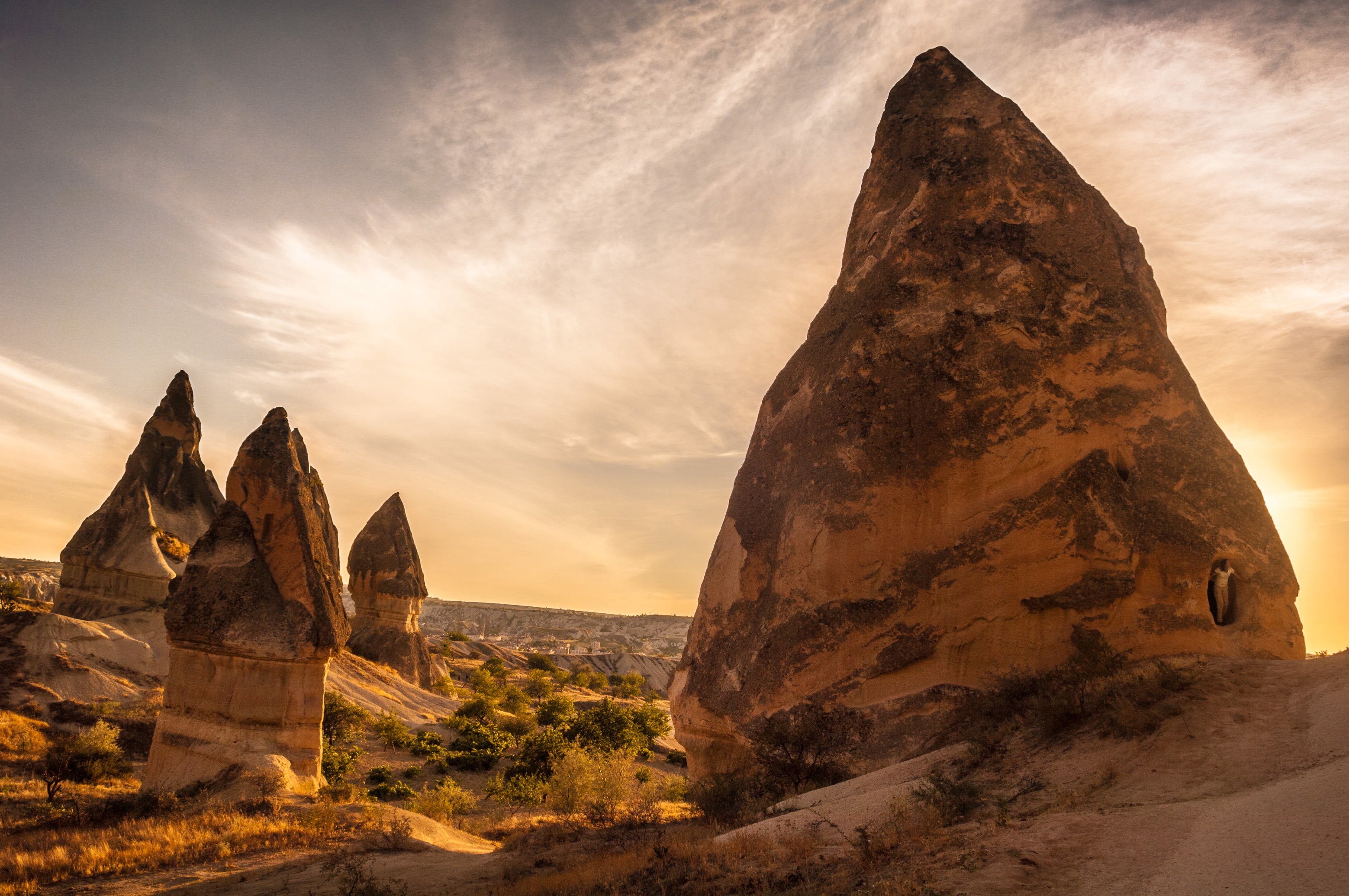 Turquie, Anatolie Centrale, province de Nevşehir, Cappadoce classée Patrimoine Mondial de l'UNESCO, Kiliçlar, randonneuse dans la Vallée des Épées, paysage de collines de tuf volcanique et vestiges d'habitations troglodytiques du Parc National de Göreme // Turkey, Central Anatolia, Nevşehir province, Cappadocia UNESCO World Heritage Site, Kiliçlar, hiker in the Swords Valley, landscape of volcanic tuff hills and vestiges of troglodyte dwellings of the Göreme National Park