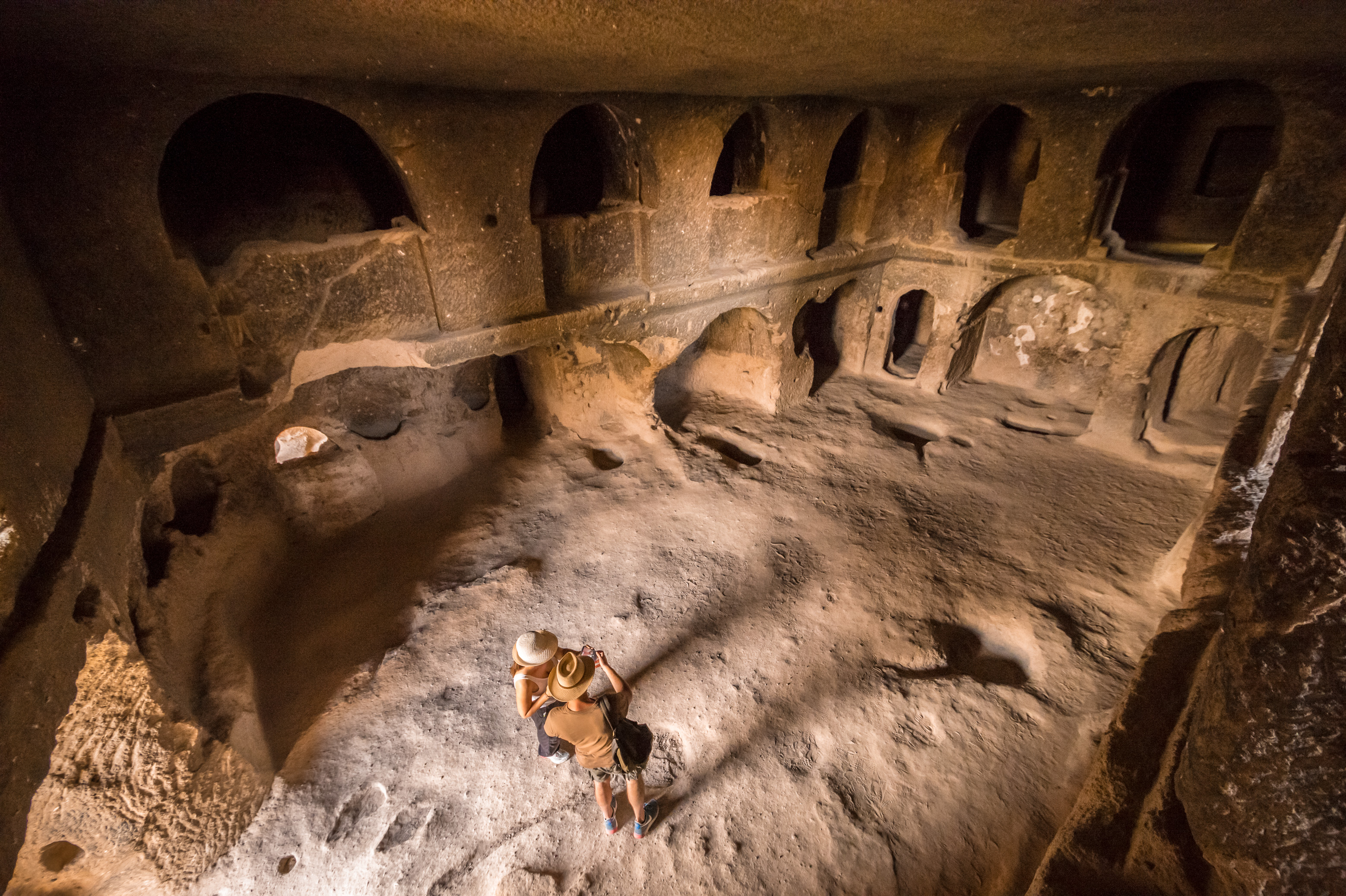 Turquie, Anatolie Centrale, province d'Aksaray, Cappadoce classée Patrimoine Mondial de l'UNESCO, couple découvrant l'immense réfectoire aux arcatures aveugles du monastère troglodyte de Selime // Turkey, Central Anatolia, Aksaray province, Cappadoce classée Patrimoine Mondial de l'UNESCO, couple discovering the immense refectory with blind arcades of the troglodyte monastery of Selime