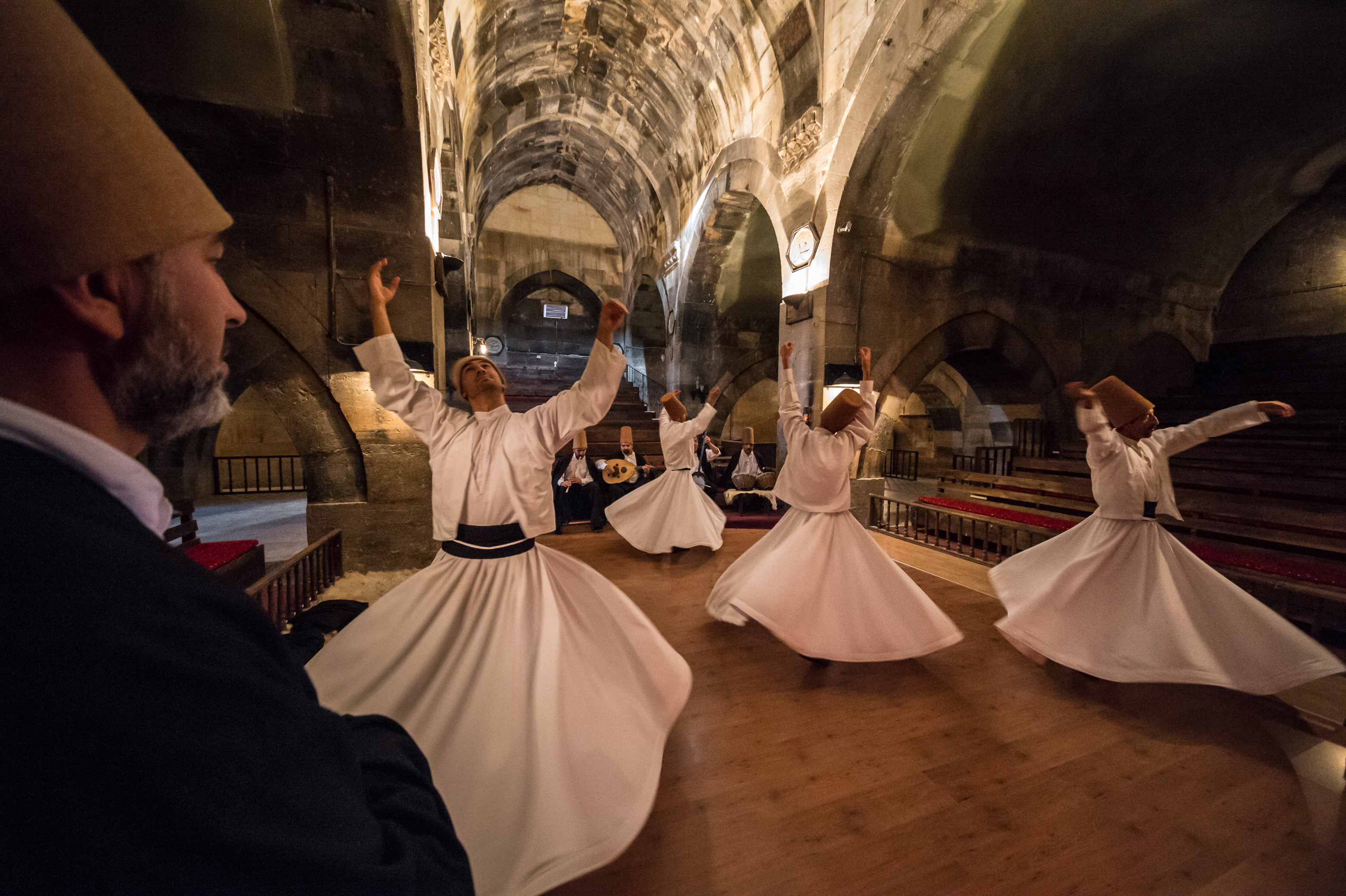 Turquie, Cappadoce, Avanos, derviches tourneurs tournant à la recherche de l'extase mystique au caravansérail seldjoukide Sarihan // Turkey, Cappadocia, Avanos, whirling dervishes turn looking for mystical ecstasy in Seljuk caravanserai Sarihan