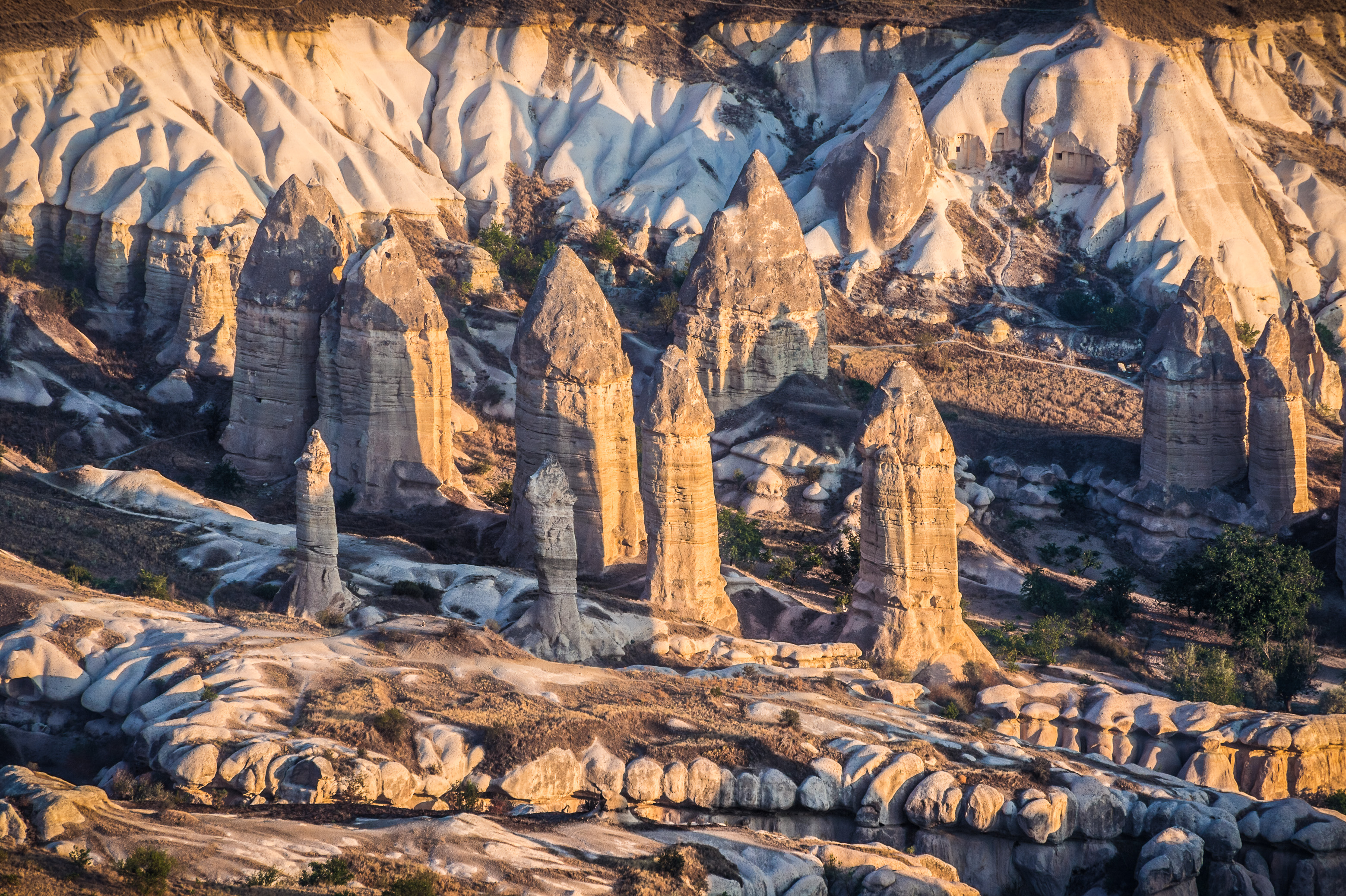 Turquie, Anatolie Centrale, province de Nevşehir, Cappadoce classée Patrimoine Mondial de l'UNESCO, Göreme, survol en montgolfière de la Vallée de l'Amour, paysage de collines de tuf volcanique, cheminées de fées et vestiges d'habitations troglodytiques dans le Parc National de Göreme // Turkey, Central Anatolia, Nevşehir province, Cappadocia UNESCO World Heritage Site, Göreme, hot air balloon flight over the Valley of Love, landscape of volcanic tuff hills, fairy chimneys and vestiges of troglodyte dwellings in the Göreme National Park