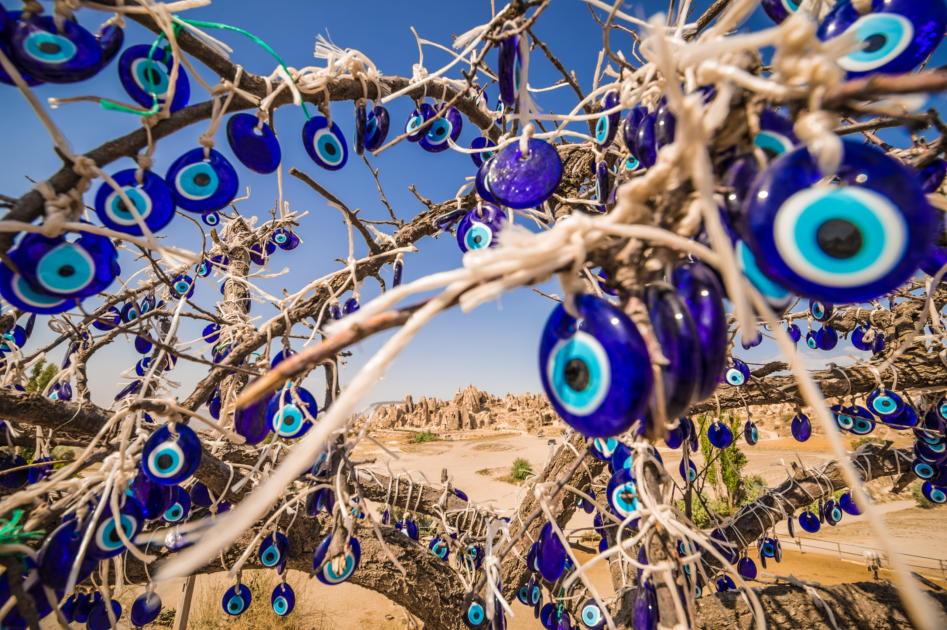 Turquie, Cappadoce, Göreme, arbre à amulettes pour éloigner le mauvais oeil, ranch et maisons troglodytiques en arrière-plan // Turkey, Cappadocia, Goreme, amulets tree to ward off the evil eye, ranch and cave dwellings in the background