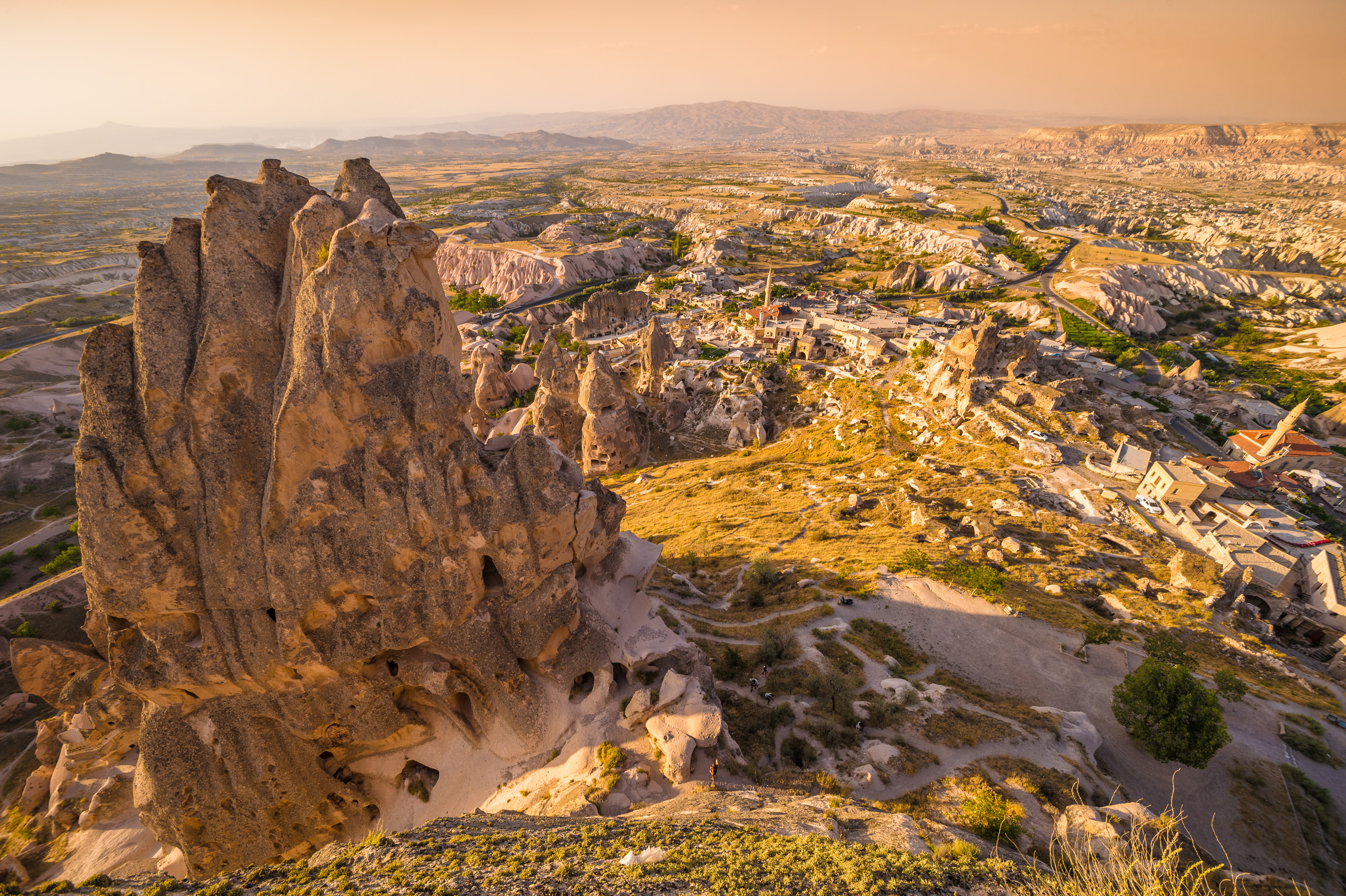Turquie, Anatolie Centrale, province de Nevşehir, Cappadoce classée Patrimoine Mondial de l'UNESCO, vue plongeante sur le village d'Uçhisar depuis sa citadelle, collines de tuf volcanique et habitats troglodytiques en fin d'après-midi // Turkey, Central Anatolia, Nevşehir province, Cappadocia UNESCO World Heritage Site, bird's-eye view of the village of Uçhisar from its citadel, volcanic tuff hills and troglodyte habitats in the late afternoon