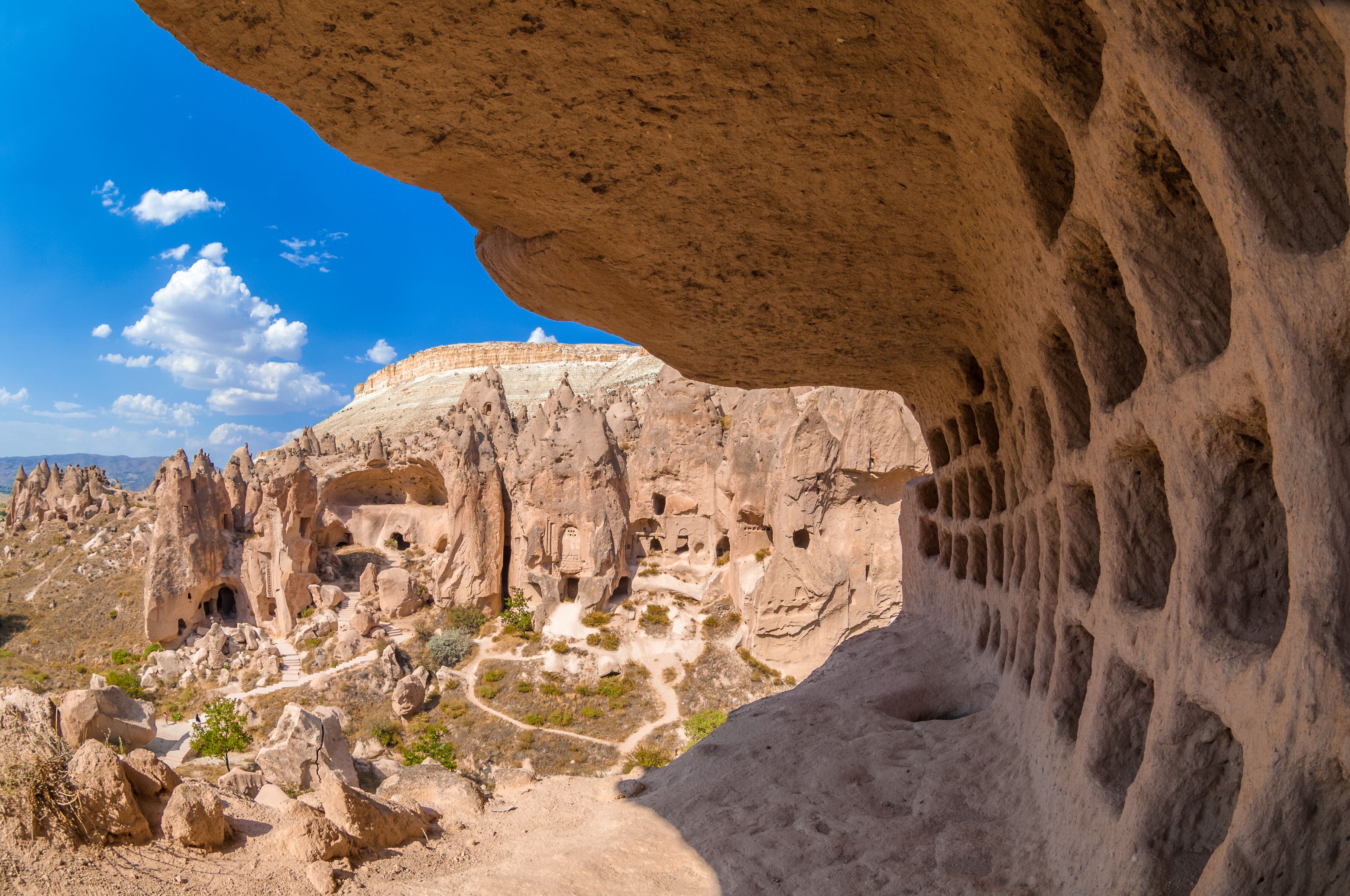 Turquie, Anatolie Centrale, province de Nevşehir, Cappadoce classée Patrimoine Mondial de l'UNESCO, Avanos, musée en plein air de Zelve, cité troglodytique qui fut le grand centre religieux du IXᵉ au XIIIᵉ siècle en Cappadoce, Parc National de Göreme, ici la cave, la section supérieure de la cave était formée de deux sections où les raisins étaient foulés aux pieds et écrasés, le jus de raisin qui s'écoulait à travers un petit trou était recueilli et versé à l'intérieur de pots pour la fermentation, le processus de fermentation achevé, le jus de raisin était stocké dans des bocaux pour une utilisation quotidienne, aucune matière additive n'était incluse dans les vins destinés aux cérémonies dans les églises des ruines de Zelve et ce vin était offert à la communauté religieuse venue pour les cérémonies, sur le côté gauche de la cave, les raisins restants étaient bouillis dans de grandes casseroles pour être transformés en mélasse, PR // Turkey, Central Anatolia, Nevşehir province, Cappadocia UNESCO World Heritage Site, Avanos, open-air museum of Zelve, troglodyte city which was the main religious center of the 9th-13th century in Cappadocia, Göreme National Park, here the cellar, the upper section of the cellar was formed of two sections where the grapes were crushed with the feet, the grape juice that flowed through a small hole was collected and poured inside pots for fermentation, the fermentation process completed, the grape juice was stored in jars for daily use no additive material was included in the ceremonial wines in the churches of the Zelve ruins and this wine was offered to the religious community who came for the ceremonies, on the left side of the cellar the remaining grapes were boiled in large pans to be made into molasses, PR