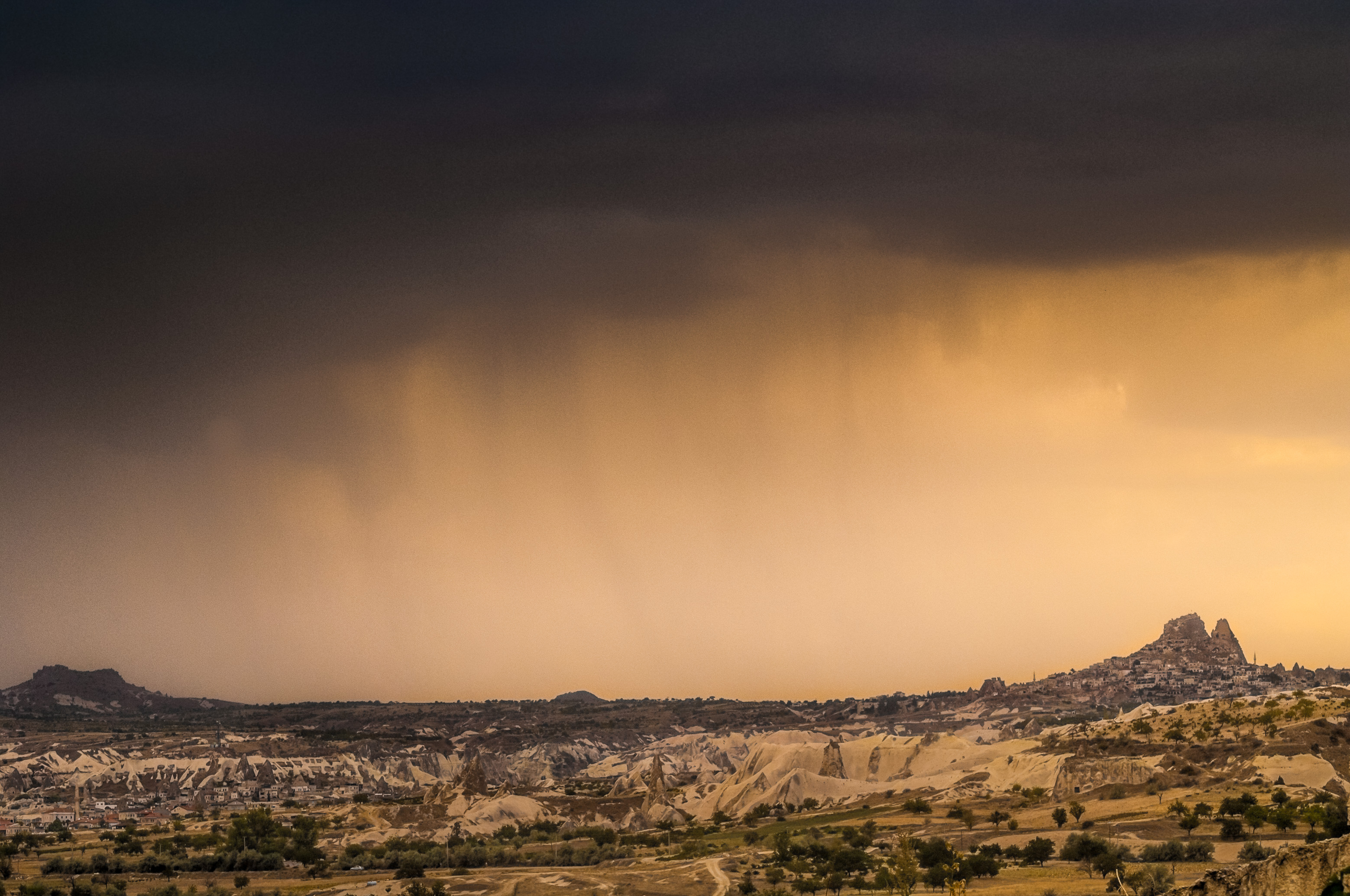 Turquie, Cappadoce, Uçhisar, Parc national de Göreme et sites rupestres de Cappadoce inscrits au  patrimoine mondial de l'Humanité par l'Unesco, orage du soir sur le village d'Uçhisar // Turkey, Cappadocia, Uçhisar, Göreme National Park and the Rock Sites of Cappadocia World Heritage of Humanity by Unesco, evening storm over the village of Uçhisar