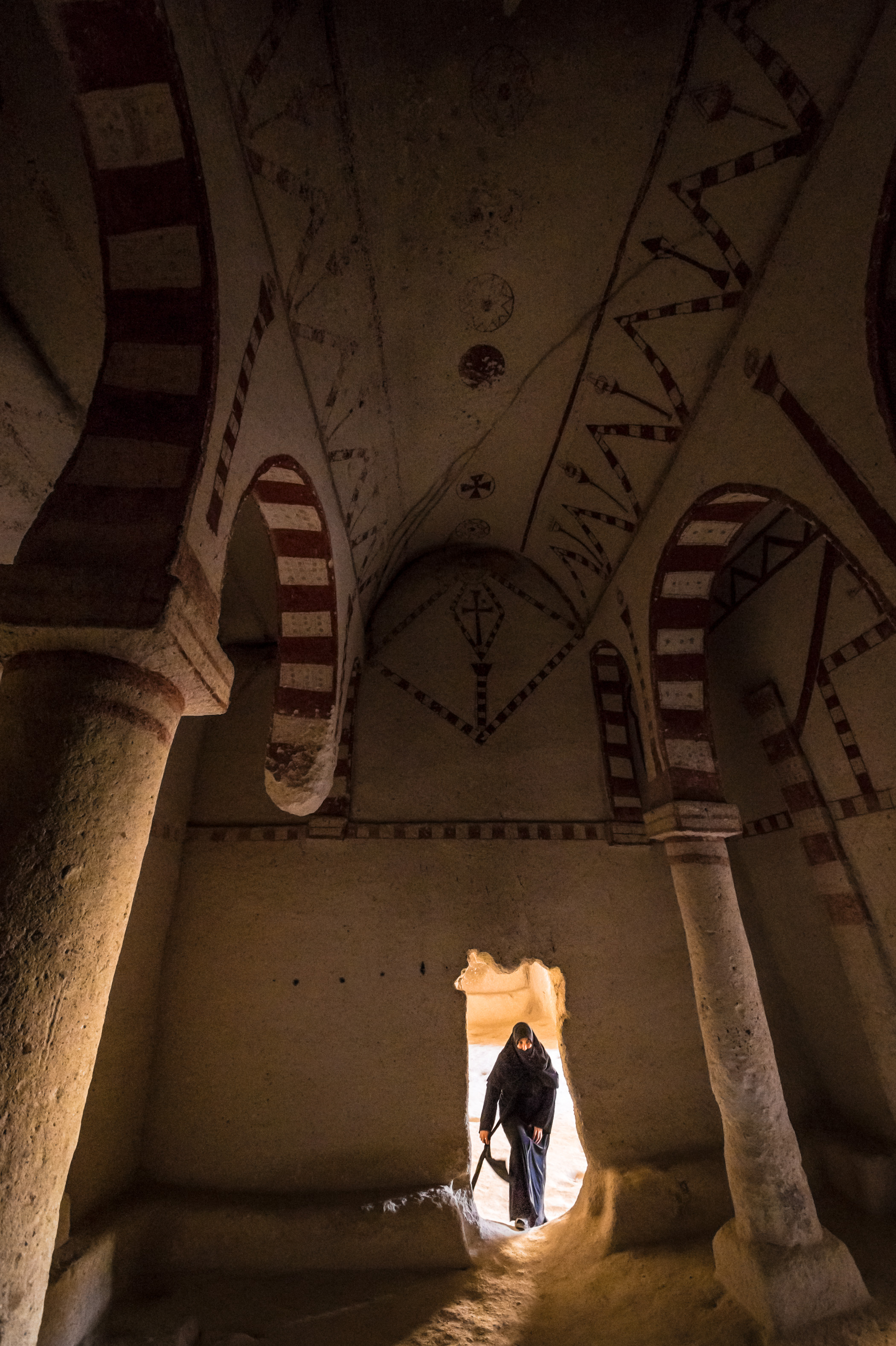 Turquie, Anatolie Centrale, province de Nevşehir, Cappadoce classée Patrimoine Mondial de l'UNESCO, Ortahisar, femme voilée visitant l'église troglodyte Aynali kilise (église au miroir) // Turkey, Central Anatolia, Nevşehir province, Cappadocia UNESCO World Heritage Site, Ortahisar, veiled woman visiting the troglodyte church Aynali kilise (mirror church)