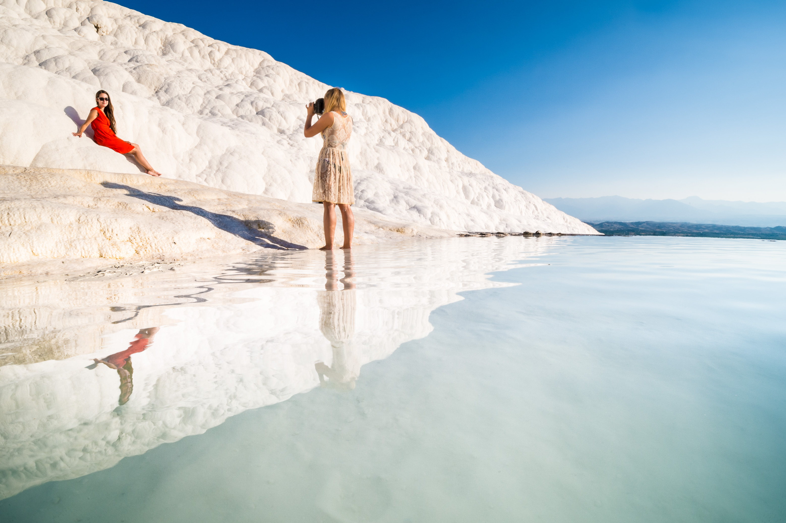 Turquie, région Égéenne, province de Denizli, Pamukkale (château de coton) et la cité antique de Hierapolis inscrits au patrimoine mondial de l'Humanité par l'UNESCO, touristes sur les piscines naturelles géothermales et concrétions calcaires à l'entrée du site de Pamukkale, PR // Turkey, Aegean region, Denizli province, Pamukkale (cotton castle) and the ancient city of Hierapolis World Heritage Site by UNESCO, tourists on the natural geothermal pools and limestone concretions at the entrance of the site Pamukkale, PR