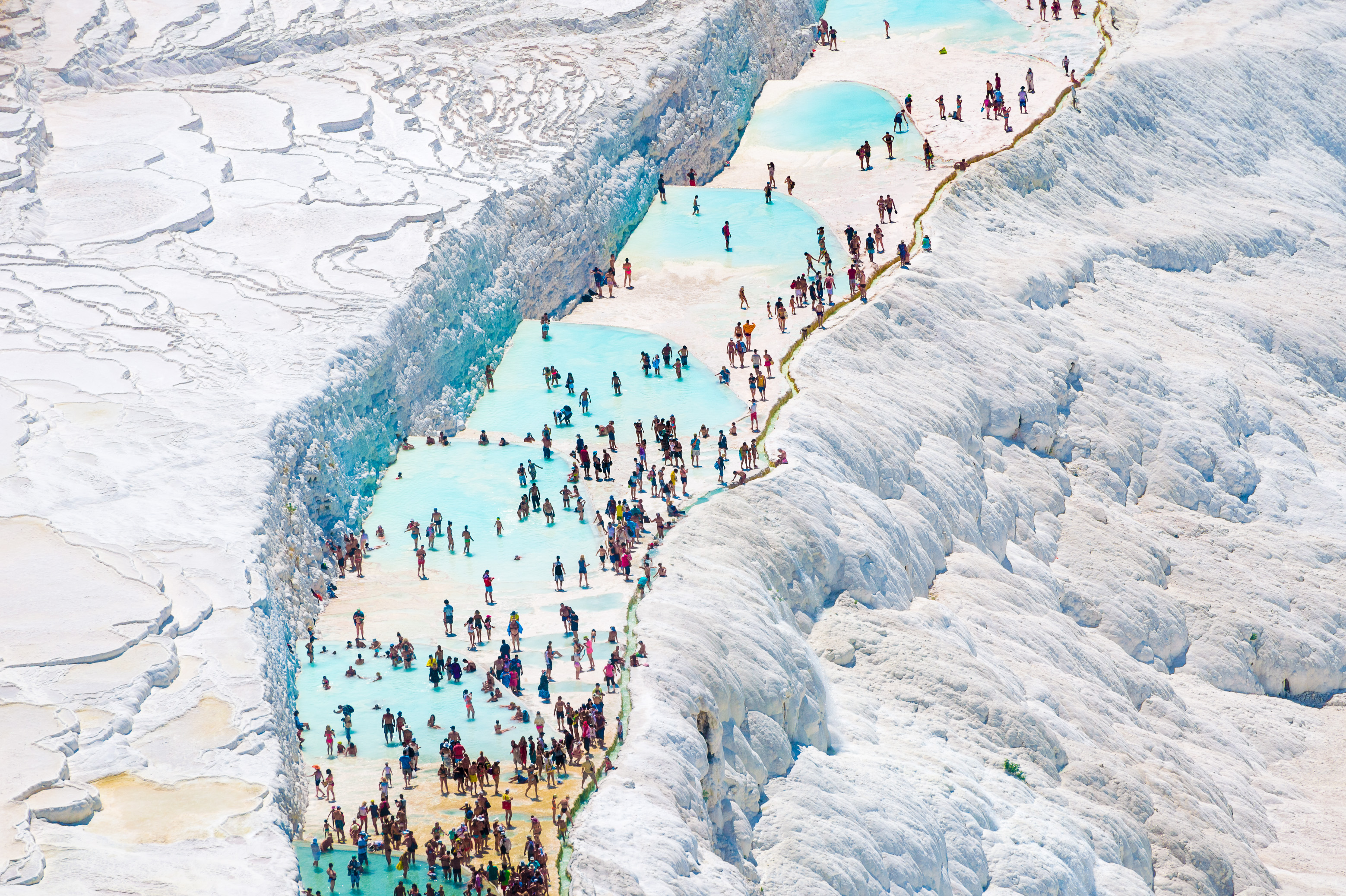 Turquie, Cappadoce, Denizli, Pamukkale et la cité antique de Hierapolis inscrits au  patrimoine mondial de l'Humanité par l'Unesco, vue aérienne des touristes sur les piscines naturelles géothermales et concrétions calcaires à l'entrée du site de Pamukkale // Turkey, Cappadocia, Denizli, Pamukkale and the ancient city of Hierapolis World Heritage of Humanity by Unesco, aerial view of tourists on the natural geothermal pools and calcareous concretions at the entrance of the Pamukkale site