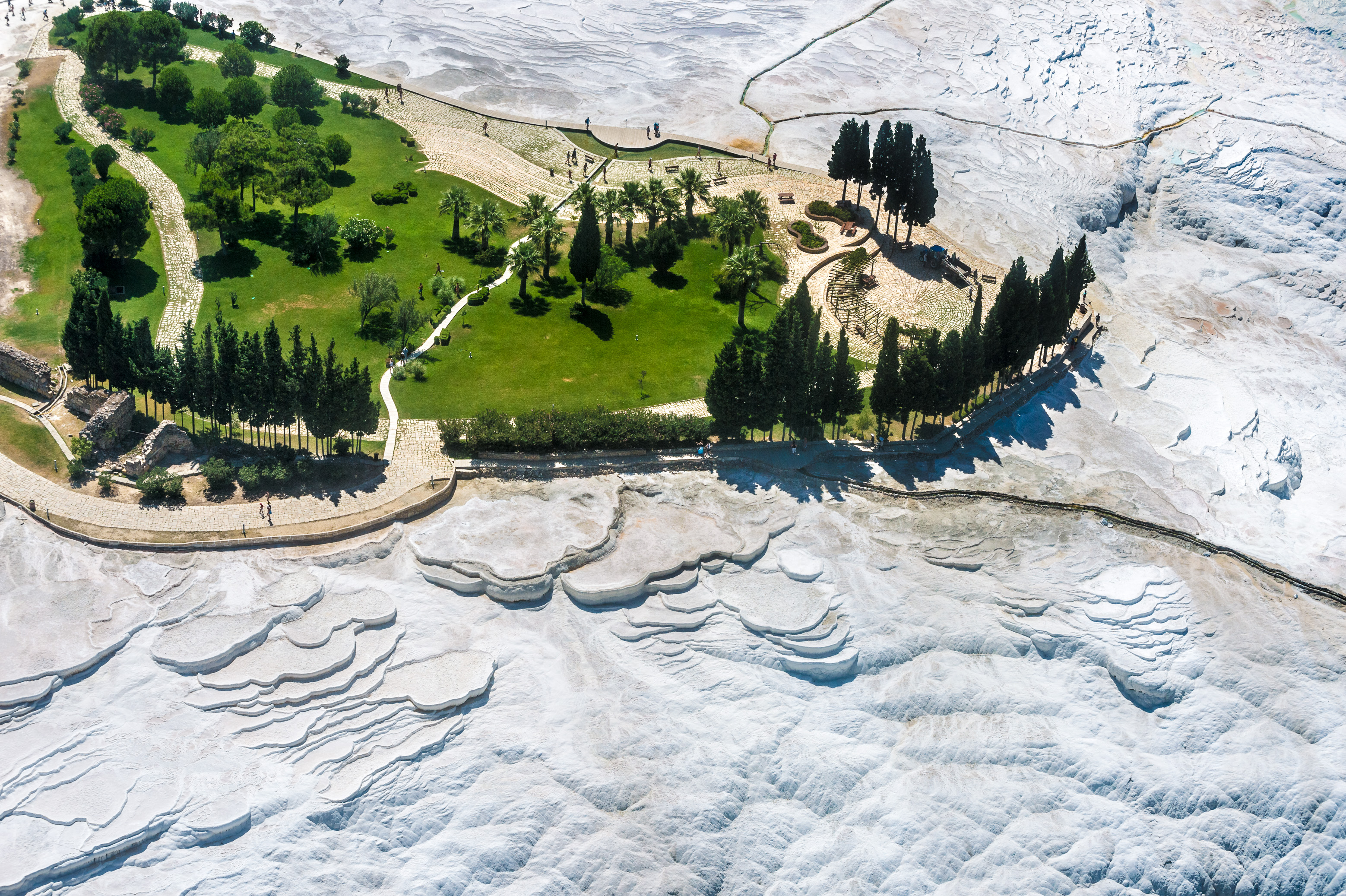 Turquie, région Égéenne, province de Denizli, Pamukkale (château de coton) et la cité antique de Hierapolis, inscrits au patrimoine mondial de l'Humanité par l'UNESCO,  bassins de travertin blanc et concrétions calcaires vues du ciel, PR // Turkey, Aegean region, Denizli province, Pamukkale (cotton castle) and the ancient city of Hierapolis, UNESCO World Heritage Site, white travertine basins and limestone concretions from the sky, PR