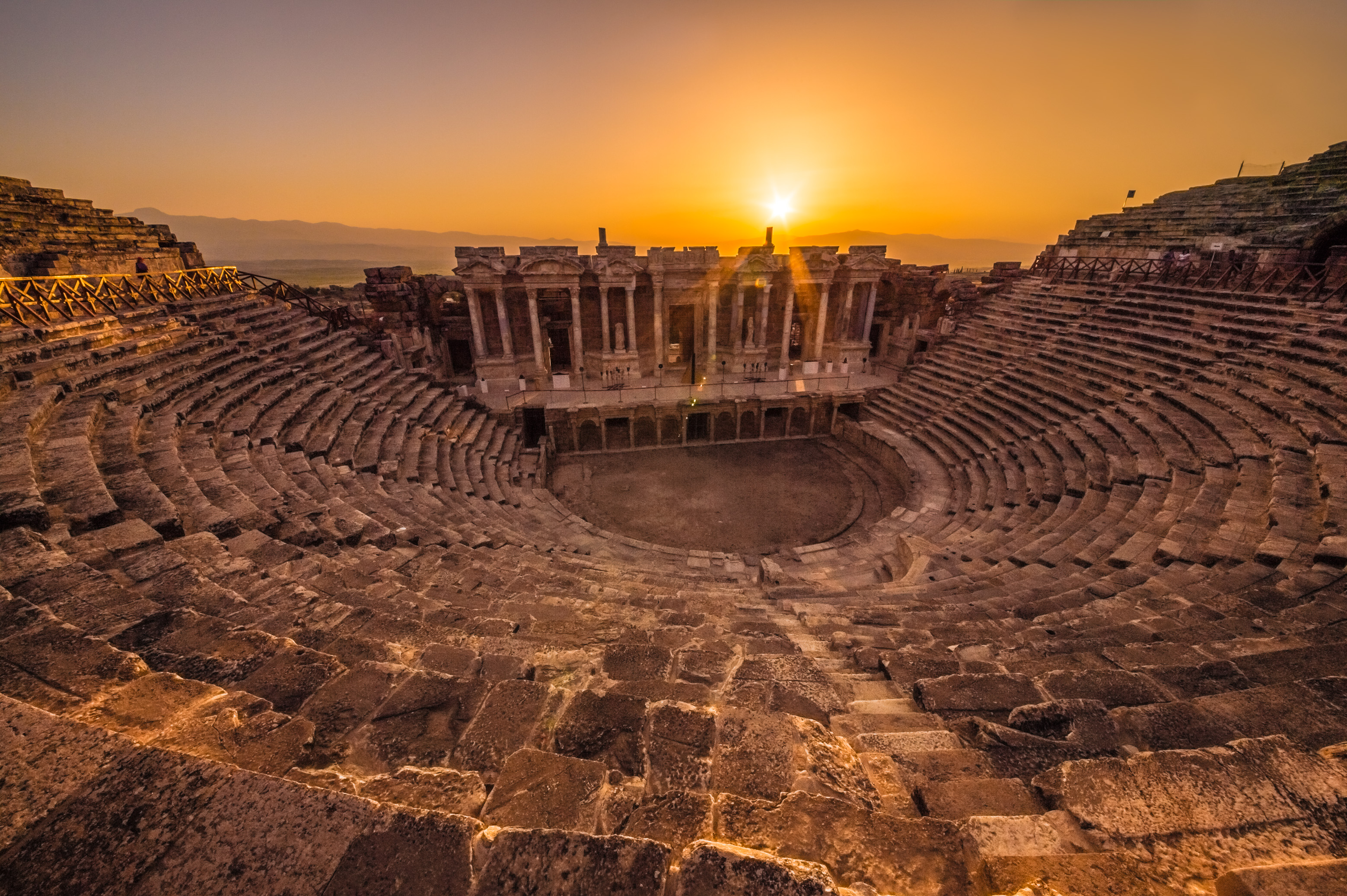 Turquie, Cappadoce, Denizli, Pamukkale et la cité antique de Hierapolis inscrits au  patrimoine mondial de l'Humanité par l'Unesco, amphithéâtre de la "ville sacrée" au coucher du soleil // Turkey, Cappadocia, Denizli, Pamukkale and the ancient city of Hierapolis World Heritage of Humanity by Unesco, amphitheater of the "sacred city" at sunset