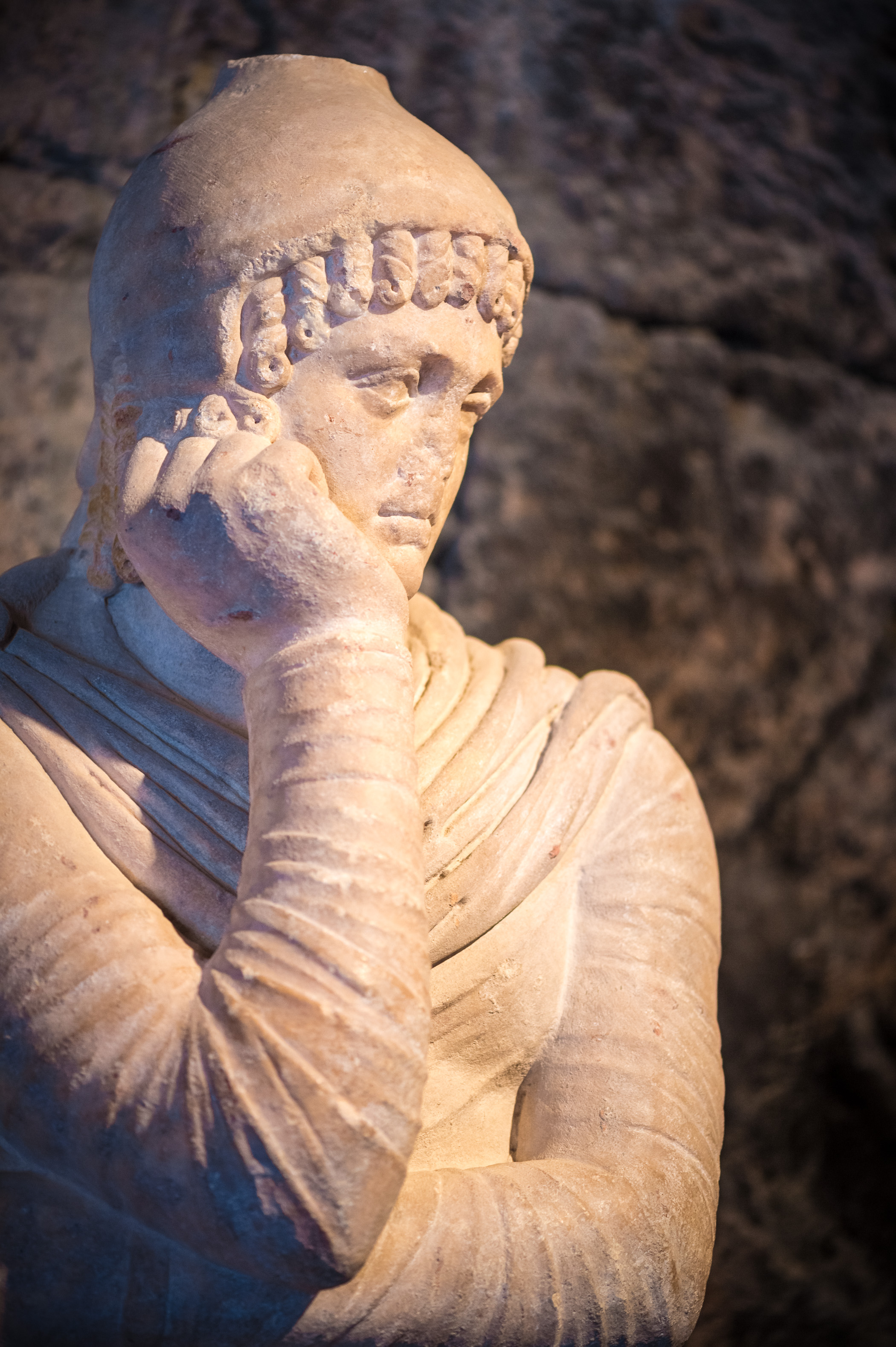 Turquie, région Égéenne, province de Denizli, sculpture hellénique au musée archéologique de la cité antique de Hiérapolis, fondée au IIe siècle av. J.-C. par Eumène II, roi de Pergame, elle se trouve au sommet de la butte de Pamukkale (château de coton), dominant la plaine de 70 mètres, et se développa grâce à l’exploitation de ses sources thermales, Hiéra était le nom de la femme de Téléphore, fondateur légendaire de Pergame, Hiérapolis et Pamukkale sont inscrits au patrimoine mondial de l'Humanité par l'UNESCO, PR // Turkey, Aegean region, Denizli province, Hellenic sculpture at the archaeological museum of the ancient city of Hierapolis, founded in the 2nd century BC. by Eumenes II, king of Pergamum, it is at the top of the mound of Pamukkale (cotton castle), overlooking the plain of 70 meters, and developed thanks to the exploitation of its thermal springs, Hiéra was the name of the wife of Telephore, legendary founder of Pergamos, UNESCO World Heritage Site, PR