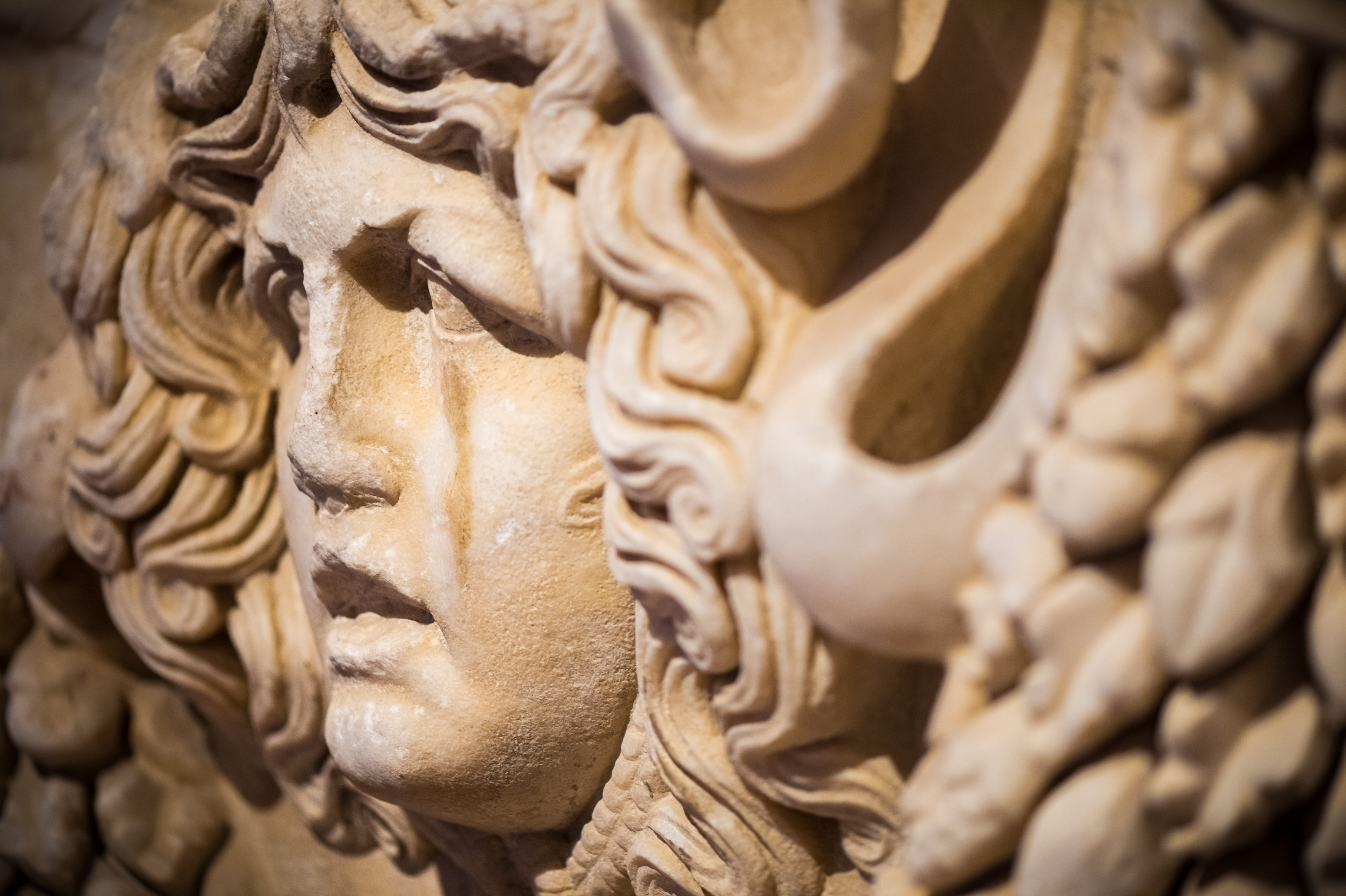 Turquie, région Égéenne, province de Denizli, sculpture hellénique au musée archéologique de la cité antique de Hiérapolis, fondée au IIe siècle av. J.-C. par Eumène II, roi de Pergame, elle se trouve au sommet de la butte de Pamukkale (château de coton), dominant la plaine de 70 mètres, et se développa grâce à l’exploitation de ses sources thermales, Hiéra était le nom de la femme de Téléphore, fondateur légendaire de Pergame, Hiérapolis et Pamukkale sont inscrits au patrimoine mondial de l'Humanité par l'UNESCO, PR // Turkey, Aegean region, Denizli province, Hellenic sculpture at the archaeological museum of the ancient city of Hierapolis, founded in the 2nd century BC. by Eumenes II, king of Pergamum, it is at the top of the mound of Pamukkale (cotton castle), overlooking the plain of 70 meters, and developed thanks to the exploitation of its thermal springs, Hiéra was the name of the wife of Telephore, legendary founder of Pergamos, UNESCO World Heritage Site, PR