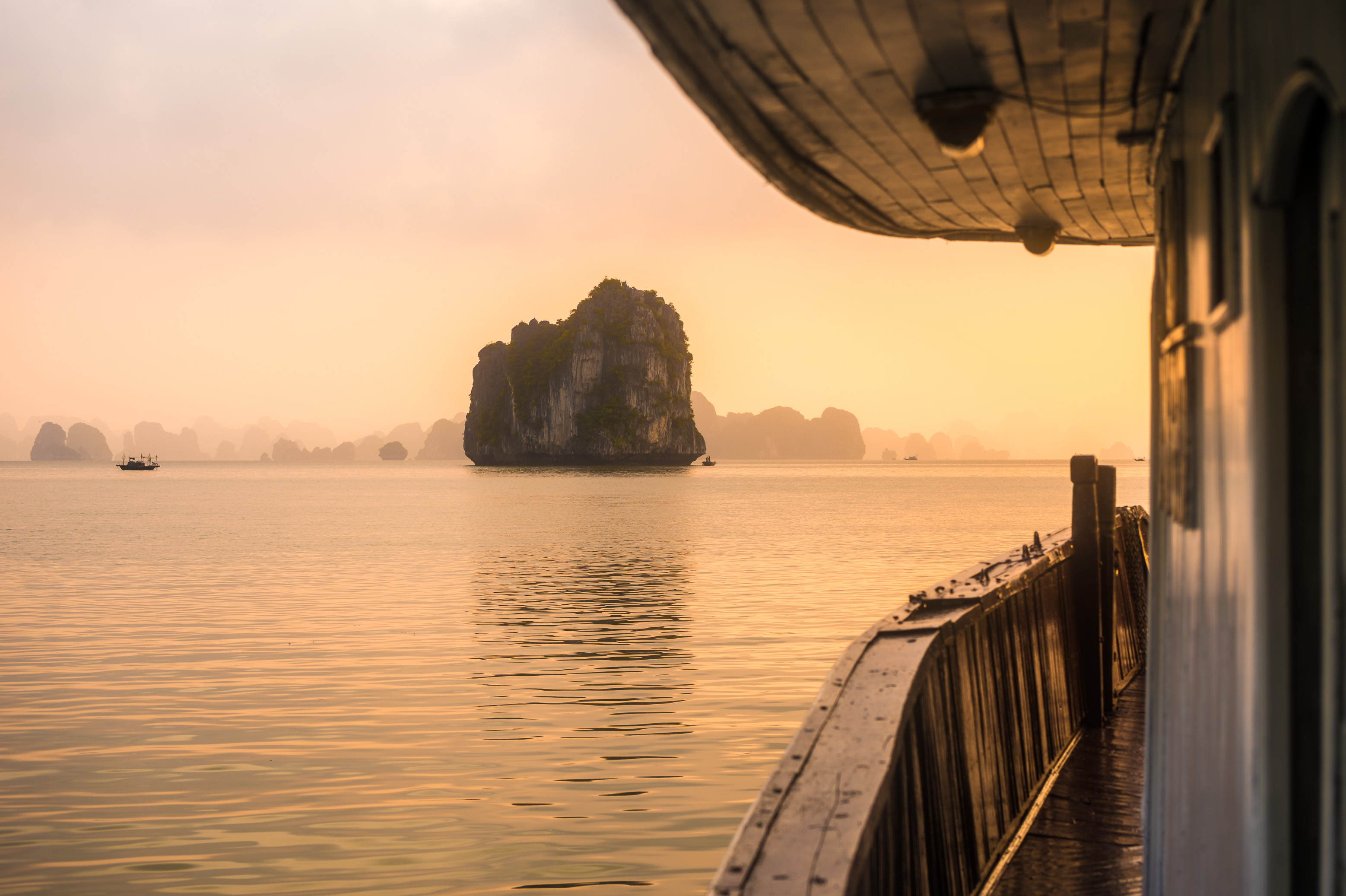 Asie du Sud-Est, Viêt Nam, golfe du Tonkin, Province de Quảng Ninh, Baie d'Ha-Long (Vịnh Hạ Long) inscrite au Patrimoine mondial de l'Unesco (1994), lever de soleil à bord d'un sampan de la compagnie Hạ Long Biển Ngọc dans un paysage emblématique aux reliefs karstiques // Southeast Asia, Vietnam, Gulf of Tonkin, Quang Ninh province, Ha Long Bay (Vinh Ha Long) on the UNESCO World Heritage (1994), sunrise aboard a sampan of the Ha Long Bien Ngoc company, in an iconic landscape of karst