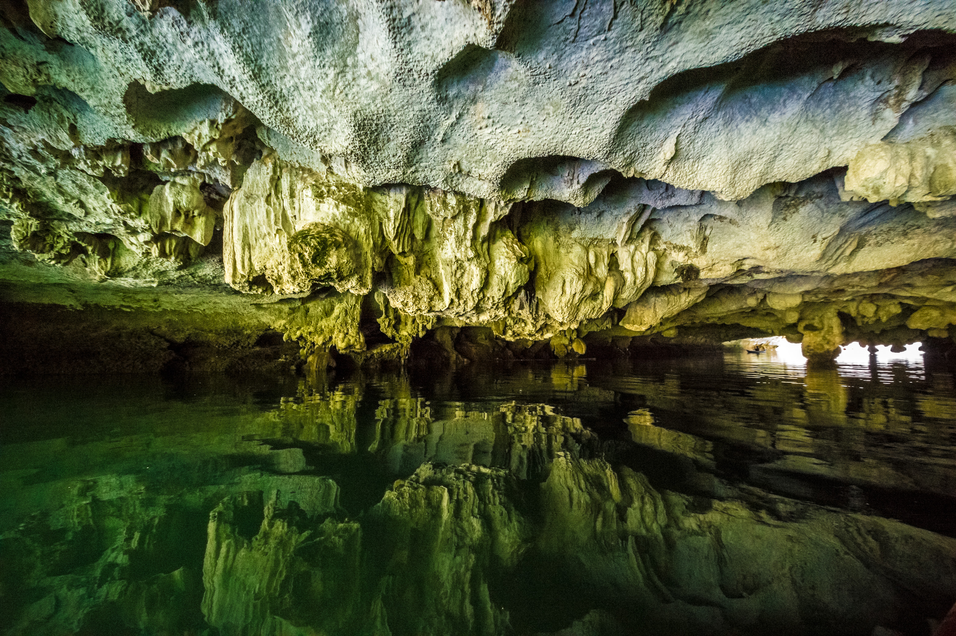 Asie du Sud-Est, Viêt Nam, golfe du Tonkin, Province de Quảng Ninh, Baie d'Ha-Long (Vịnh Hạ Long) inscrite au Patrimoine mondial de l'Unesco (1994), exploration en kayak // Southeast Asia, Vietnam, Gulf of Tonkin, Quang Ninh province, Ha Long Bay (Vinh Ha Long) on the UNESCO World Heritage (1994), kayaking in the bay