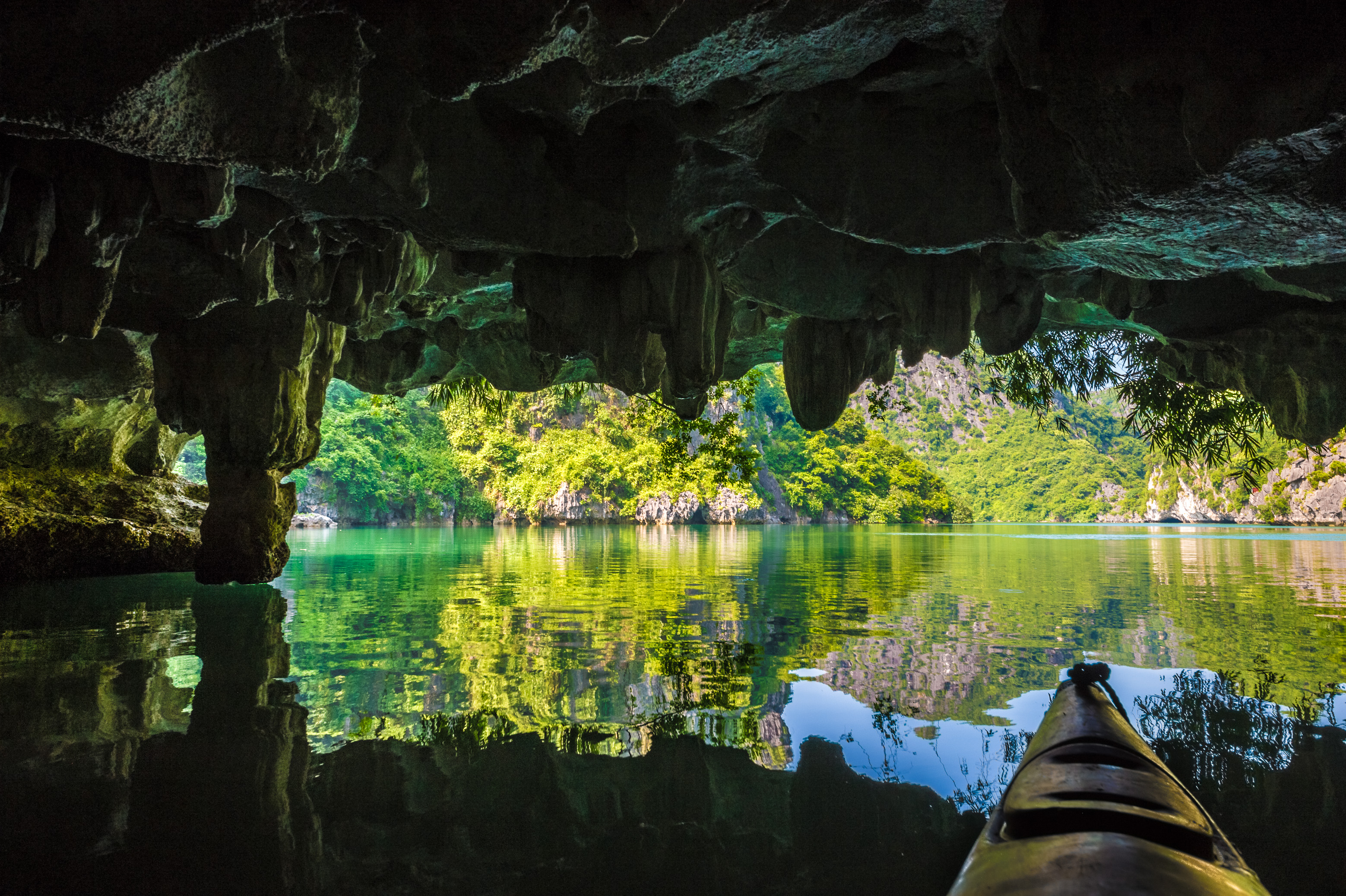 Asie du Sud-Est, Viêt Nam, golfe du Tonkin, Province de Quảng Ninh, Baie d'Ha-Long (Vịnh Hạ Long) inscrite au Patrimoine mondial de l'Unesco (1994), exploration en kayak // Southeast Asia, Vietnam, Gulf of Tonkin, Quang Ninh province, Ha Long Bay (Vinh Ha Long) on the UNESCO World Heritage (1994), kayaking in the bay