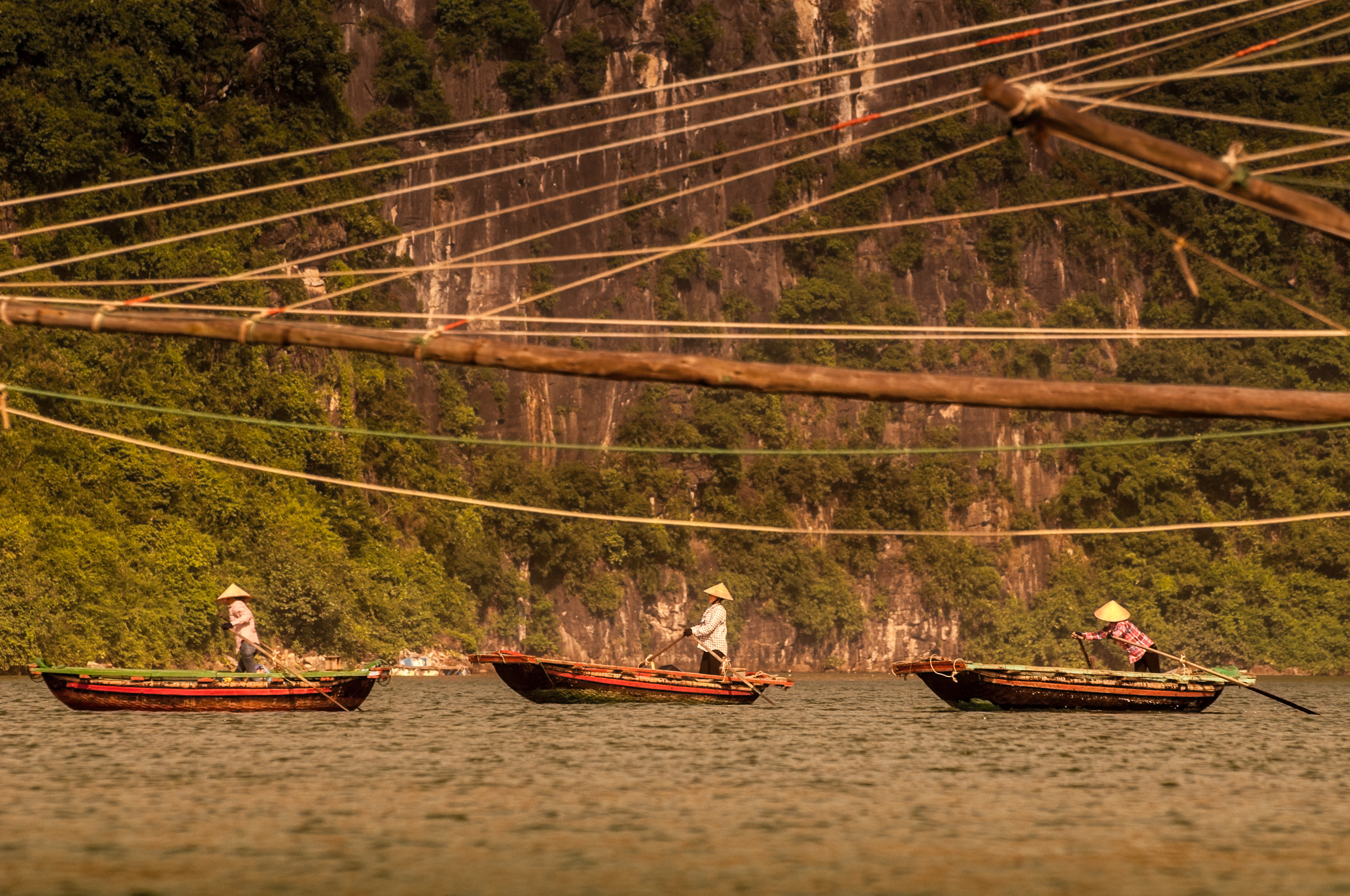 Asie du Sud-Est, Viêt Nam, golfe du Tonkin, Province de Quảng Ninh, pêcheuses et leurs barques dans la Baie d'Ha-Long (Vịnh Hạ Long) inscrite au Patrimoine mondial de l'Unesco (1994) // South-East, Vietnam, Gulf of Tonkin, Quang Ninh province, fisherwomen on their boats in the Bay of Ha Long (Vinh Ha Long) on the UNESCO World Heritage (1994)