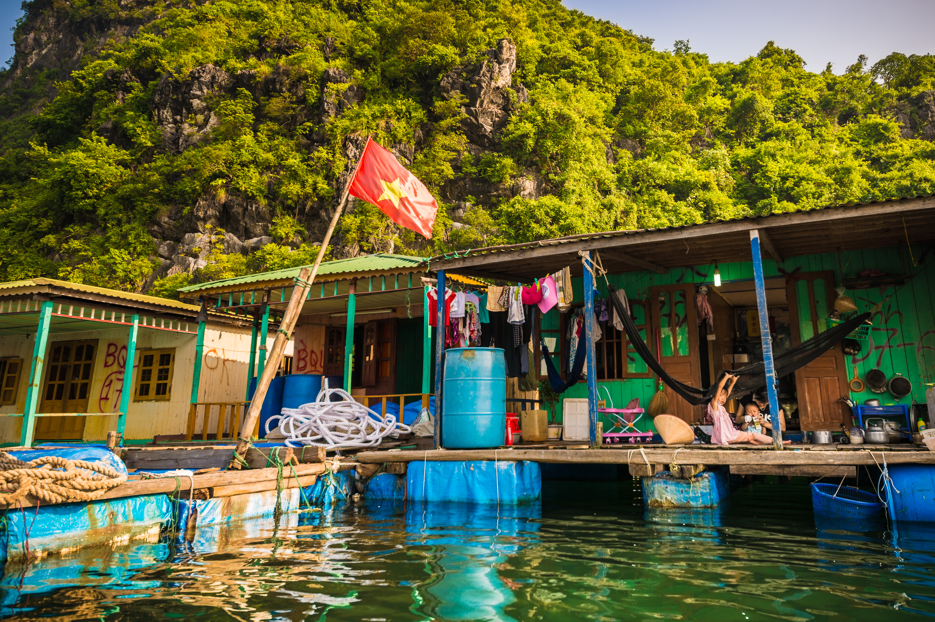 Asie du Sud-Est, Viêt Nam, golfe du Tonkin, Province de Quảng Ninh, Baie d'Ha-Long (Vịnh Hạ Long) inscrite au Patrimoine mondial de l'Unesco (1994), maison de pêcheurs flottante // Southeast Asia, Vietnam, Gulf of Tonkin, Quang Ninh province, Ha Long Bay (Vinh Ha Long) on the UNESCO World Heritage (1994), floating home of fishermen