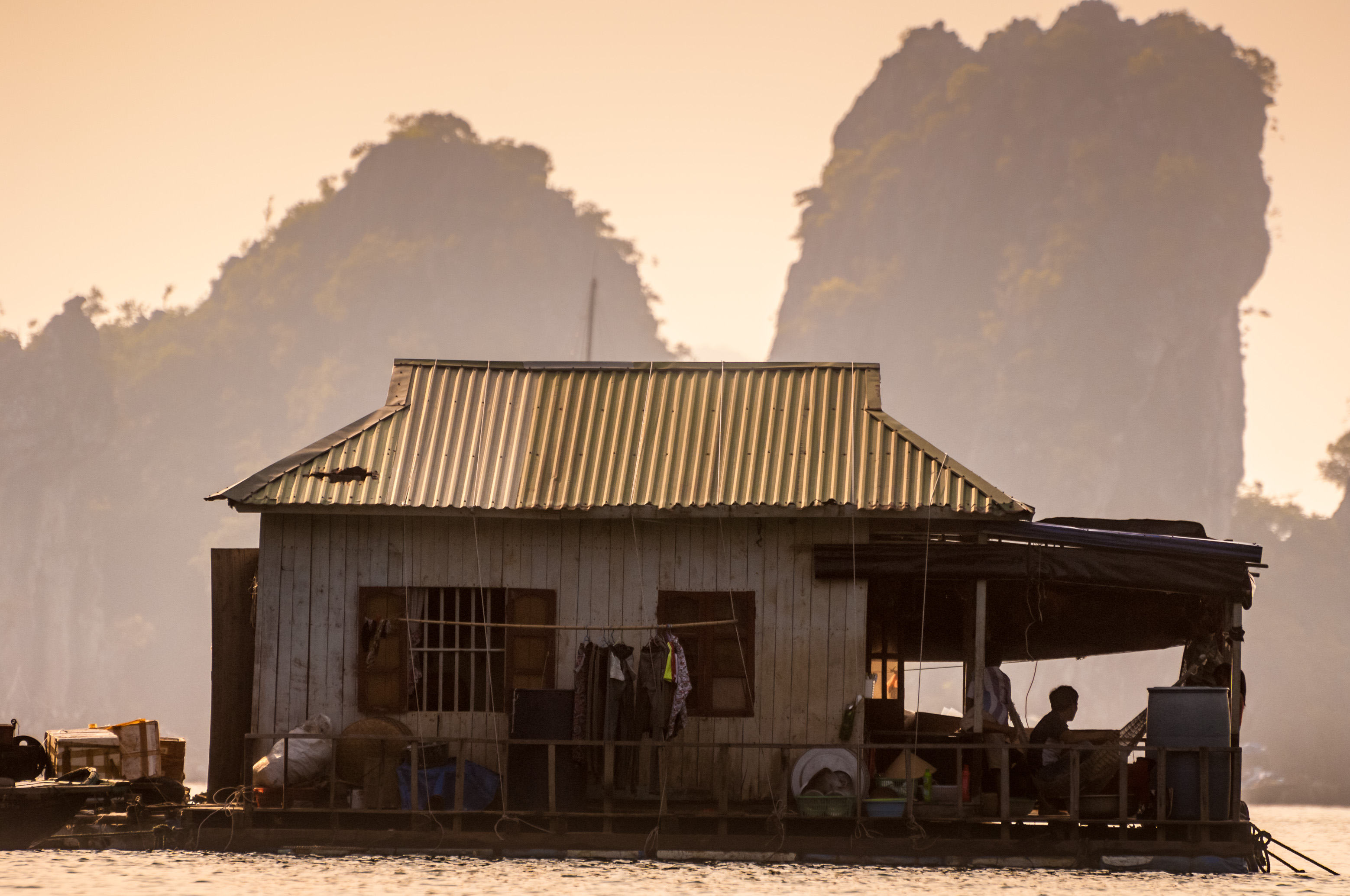 Asie du Sud-Est, Viêt Nam, golfe du Tonkin, Province de Quảng Ninh, Baie d'Ha-Long (Vịnh Hạ Long) inscrite au Patrimoine mondial de l'Unesco (1994), maison de pêcheurs flottante // Southeast Asia, Vietnam, Gulf of Tonkin, Quang Ninh province, Ha Long Bay (Vinh Ha Long) on the UNESCO World Heritage (1994), floating home of fishermen