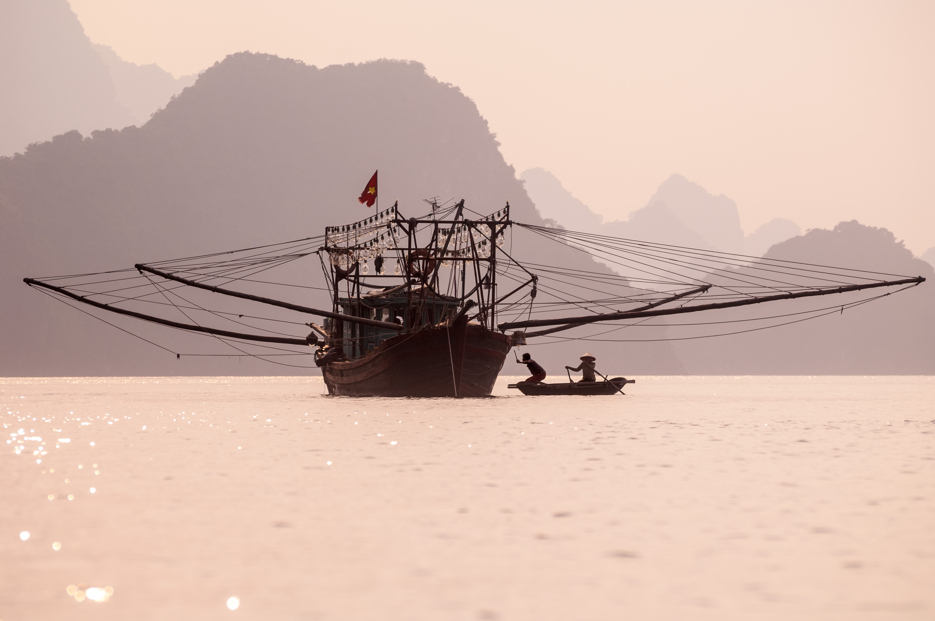 Asie du Sud-Est, Viêt Nam, golfe du Tonkin, Province de Quảng Ninh, Baie d'Ha-Long (Vịnh Hạ Long) inscrite au Patrimoine mondial de l'Unesco (1994), paysage emblématique aux reliefs karstiques et bateau de pêcheurs à grosses lampes destiné à la pêche nocturne aux calamars // Southeast Asia, Vietnam, Gulf of Tonkin, Quang Ninh province, Ha Long Bay (Vinh Ha Long) on the UNESCO World Heritage (1994), iconic landscape of karst landforms and fishing boat with large lamps for night squid fishing