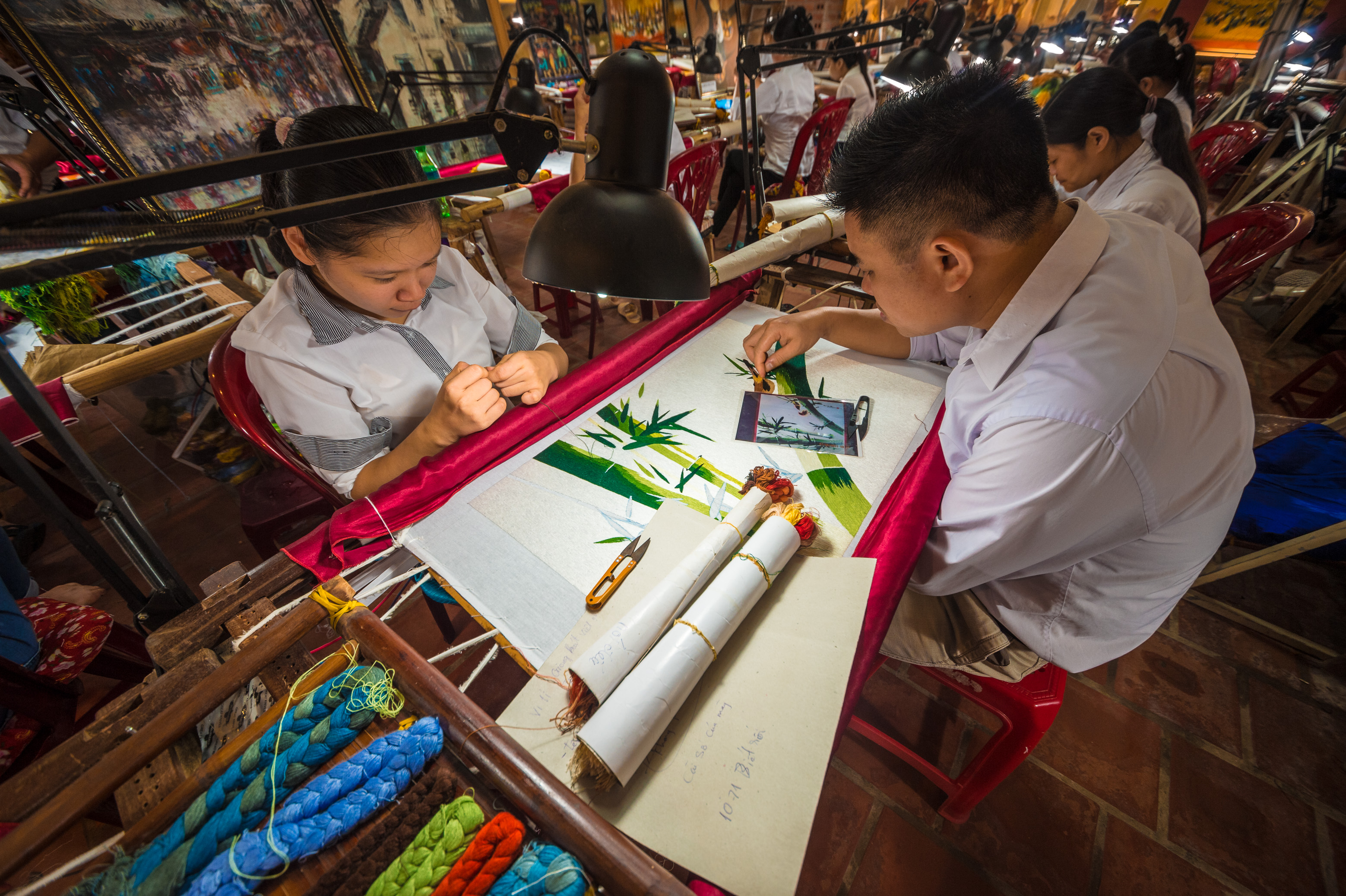Asie du Sud-Est, Viêt Nam, Haut Tonkin, province de Bắc Ninh, l'atelier Chân Thiện Mỹ vient en aide, en les employant, à des artisans handicapés des suites de l'inhalation d'agent orange par leurs parents durant la guerre du Viêt Nam // Southeast Asia, Vietnam, High Tonkin, Bac Ninh province, the workshop Chân Thiện Mỹ helps, hiring them, craftsmen handicapped after inhalation of Agent Orange by their parents during the Vietnam War