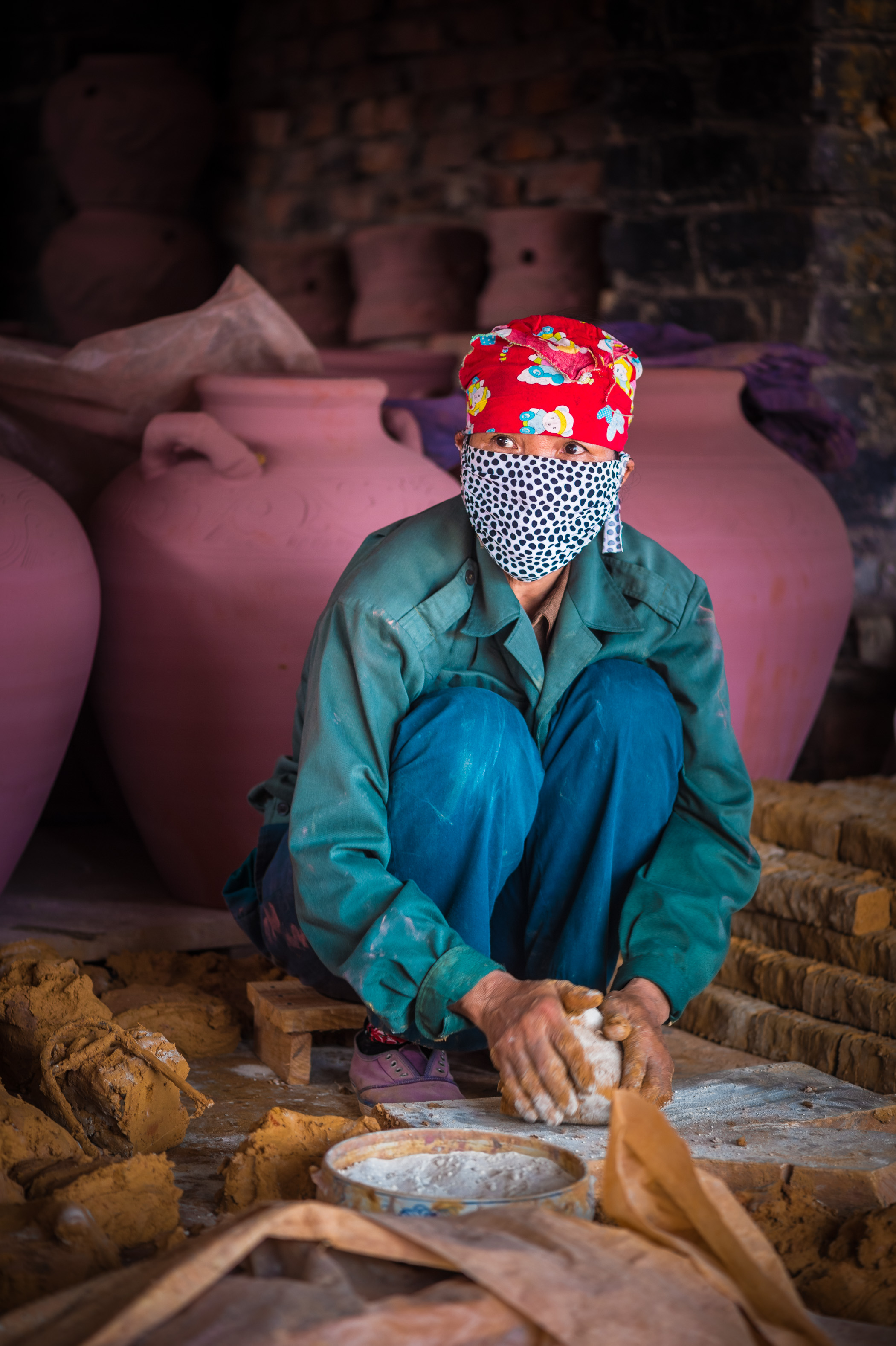Asie du Sud-Est, Viêt Nam, Province de Quảng Ninh, ville de Đông Triều, artisane préparant l'argile à l'atelier de poterie // South-East Asia Vietnam, Quang Ninh Province, Đông Triều city, craftswoman preparing clay at the pottery workshop