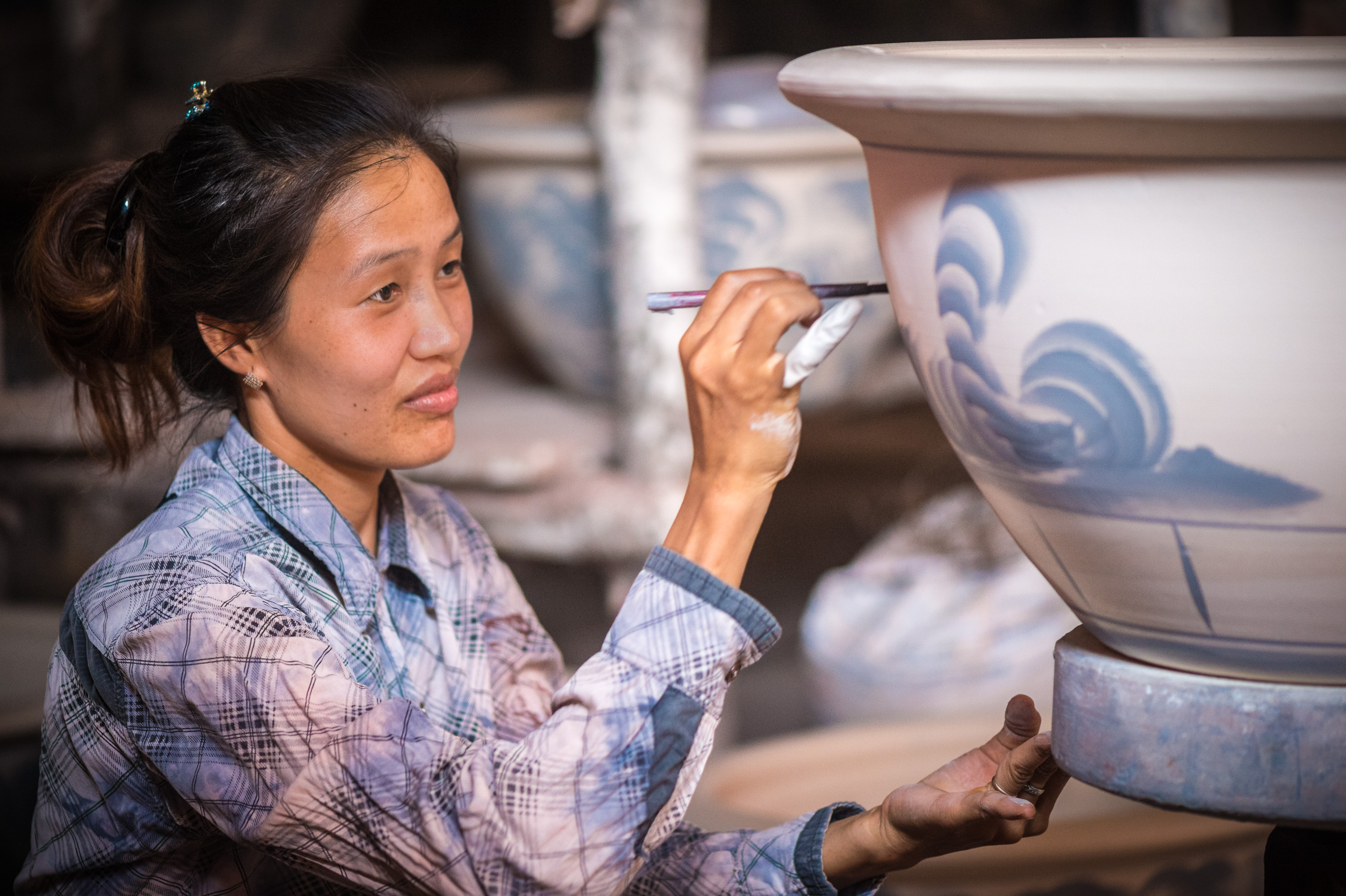 Asie du Sud-Est, Viêt Nam, Province de Quảng Ninh, ville de Đông Triều, artisane peignant une vasque à main levée dans l'atelier de poterie // Southeast Asia, Vietnam, Quang Ninh province, Đông Triều city, craftswoman painting freehand a flowerpot at the pottery workshop