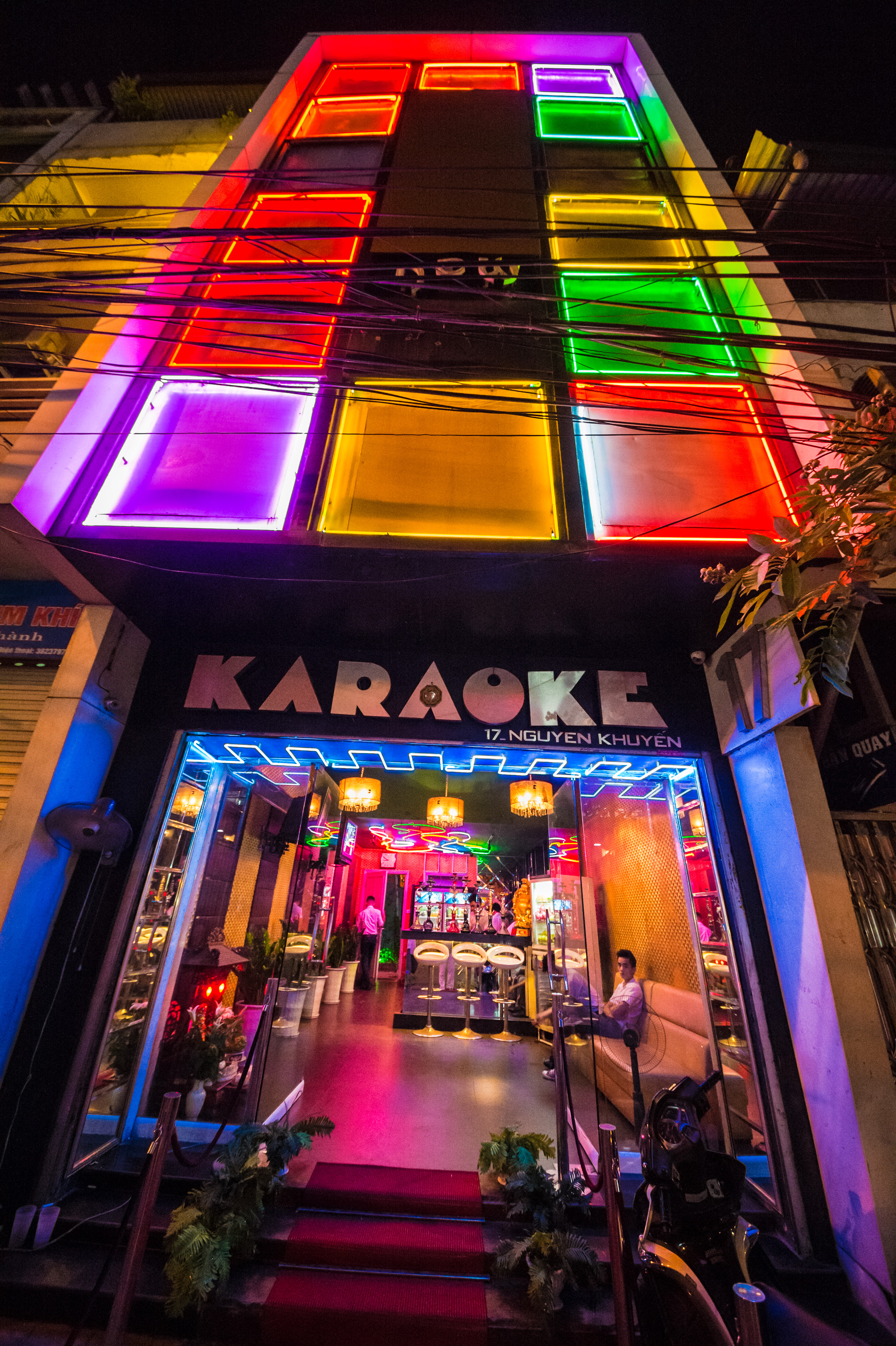 Asie du Sud-Est, capitale du Viêt Nam, delta du fleuve Rouge, ville de Hanoï, entrée illuminée d'un club karaoke // Southeast Asia, Vietnam's capital, Red River Delta, Hanoi, illuminated entrance of a karaoke club