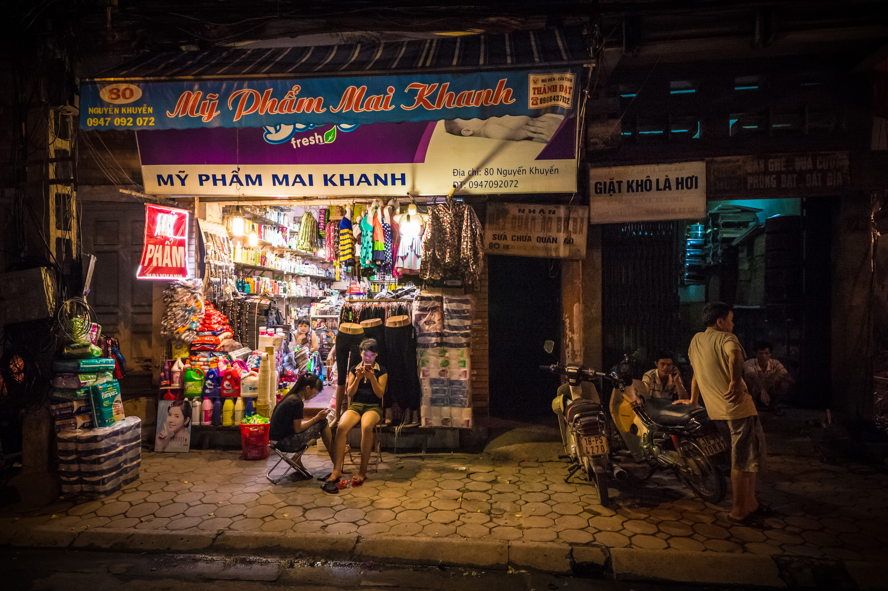 Asie du Sud-Est, capitale du Viêt Nam, delta du fleuve Rouge, ville de Hanoï, ambiance de rue de nuit // Southeast Asia, Vietnam's capital, Red River Delta, Hanoi, night street atmosphere