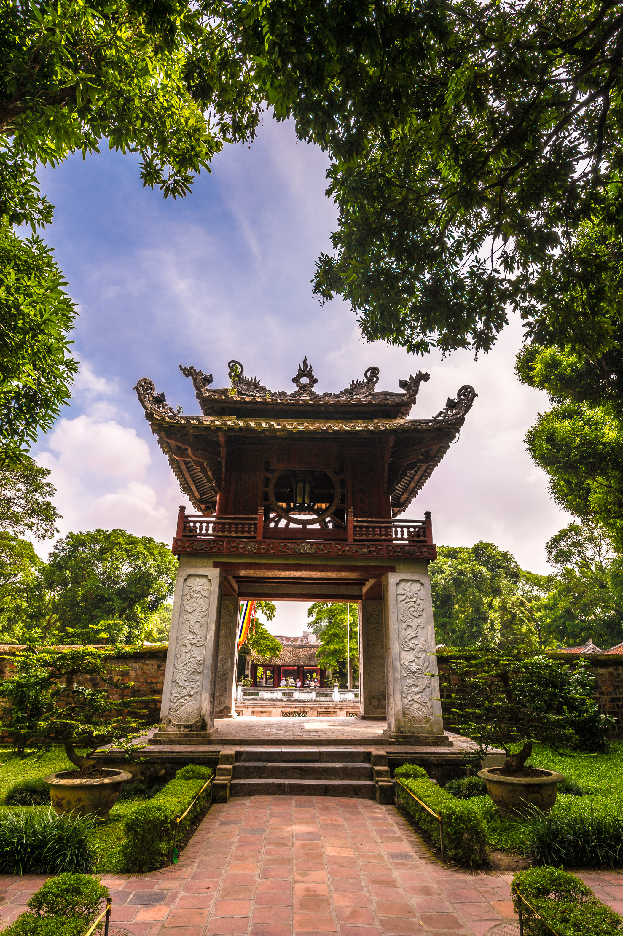 Asie du Sud-Est, capitale du Viêt Nam, delta du fleuve Rouge, ville de Hanoï, sanctuaire du Prince propagateur des Lettres (vietnamien Văn Tuyên Vương Miếu), porte du temple de la Littérature (vietnamien Văn Miếu-Quốc Tử Giám - hán tự - 文廟) // Southeast Asia, Vietnam's capital, Red River Delta, Hanoi, sanctuary of Prince propagator of Letters (Văn Vương Tuyen Miếu) gate of the Temple of Literature (Văn Miếu-Quoc Tu Giam - hán tự - 文廟)