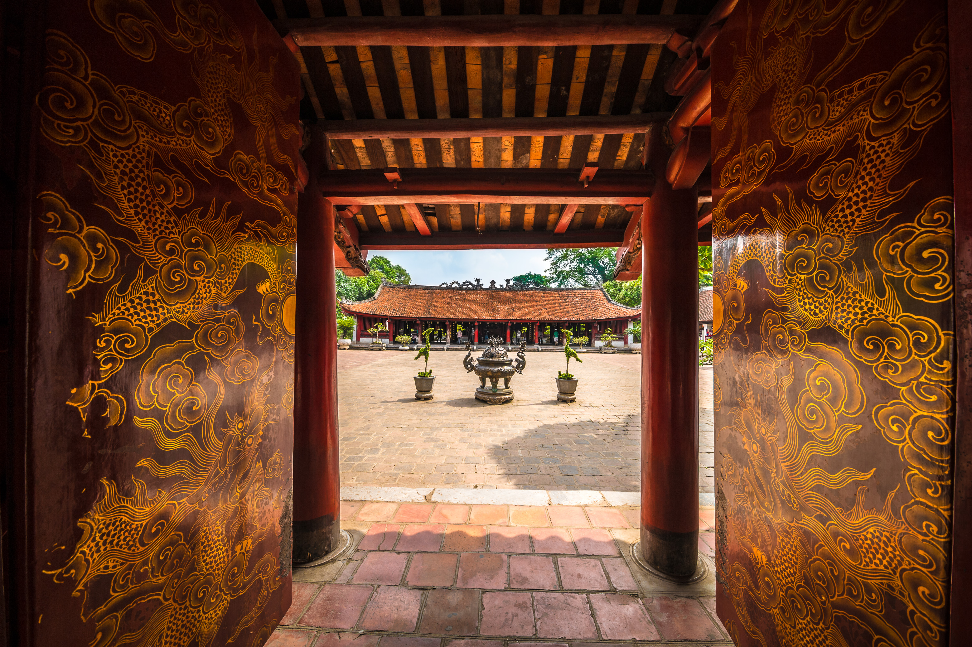 Asie du Sud-Est, capitale du Viêt Nam, delta du fleuve Rouge, ville de Hanoï, sanctuaire du Prince propagateur des Lettres (vietnamien Văn Tuyên Vương Miếu), temple de la Littérature (vietnamien Văn Miếu-Quốc Tử Giám - hán tự - 文廟), porte Dai Thanh (porte de la Grande synthèse) ouvrant sur le temple de Confucius (grand pavillon de cérémonie - Dai Bai Dunong) // Southeast Asia, Vietnam's capital, Red River Delta, Hanoi, sanctuary of Prince propagator of Letters (Văn Vương Tuyen Miếu) Temple of Literature (Văn Miếu-Quoc Tu Giam - hán tự - 文廟), Dai Thanh gate (gate of the Great Synthesis) opening of the Confucius Temple (large pavilion ceremony - Dai Bai Dunong)