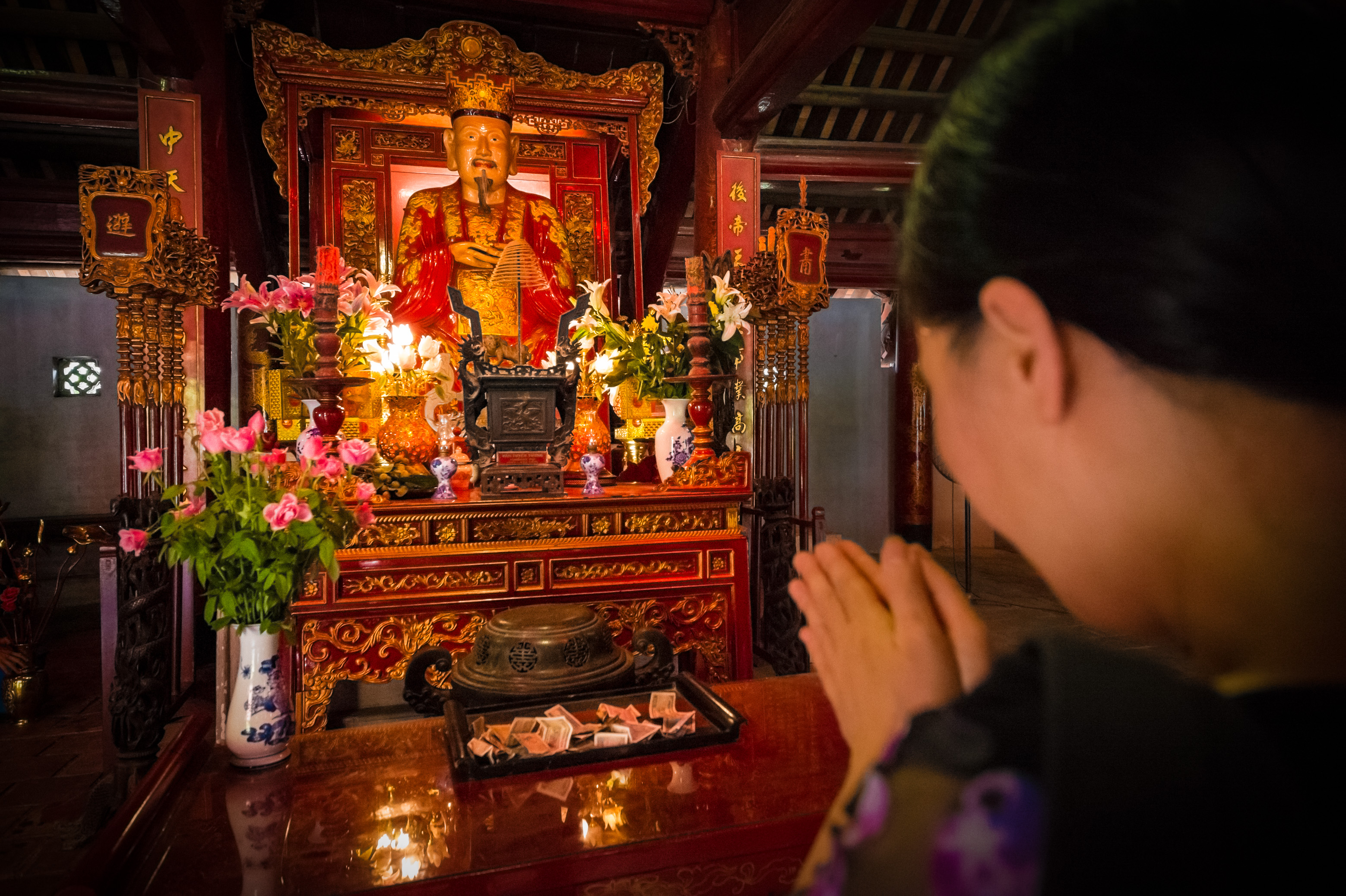 Asie du Sud-Est, capitale du Viêt Nam, delta du fleuve Rouge, ville de Hanoï, sanctuaire du Prince propagateur des Lettres (vietnamien Văn Tuyên Vương Miếu), temple de la Littérature (vietnamien Văn Miếu-Quốc Tử Giám - hán tự - 文廟), femme priant // Southeast Asia, Vietnam's capital, Red River Delta, Hanoi, sanctuary of Prince propagator of Letters (Văn Vương Tuyen Miếu) Temple of Literature (Văn Miếu-Quoc Tu Giam - hán tự - 文廟), woman praying