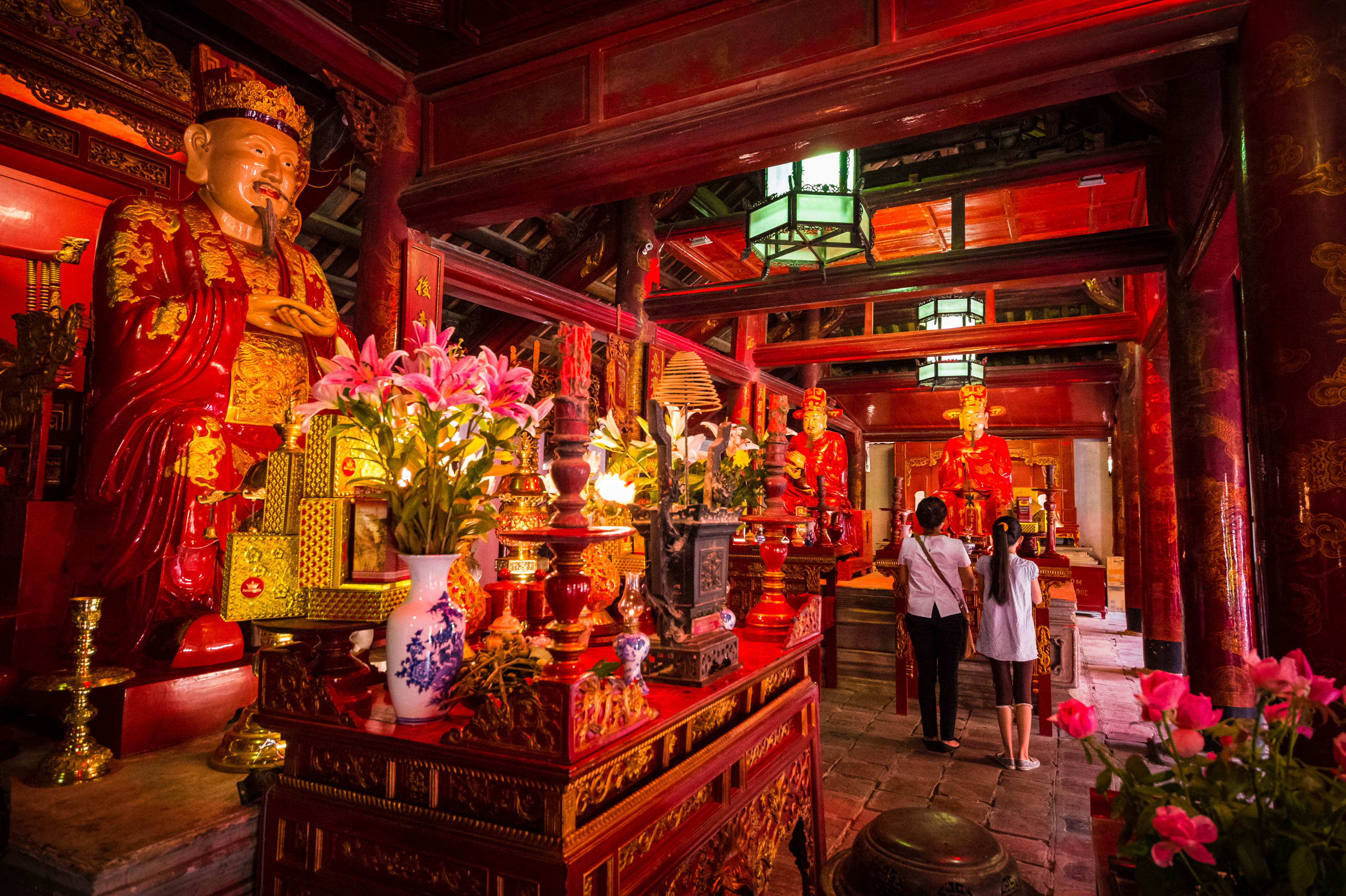 Asie du Sud-Est, capitale du Viêt Nam, delta du fleuve Rouge, ville de Hanoï, sanctuaire du Prince propagateur des Lettres (vietnamien Văn Tuyên Vương Miếu), temple de la Littérature (vietnamien Văn Miếu-Quốc Tử Giám - hán tự - 文廟), femme priant // Southeast Asia, Vietnam's capital, Red River Delta, Hanoi, sanctuary of Prince propagator of Letters (Văn Vương Tuyen Miếu) Temple of Literature (Văn Miếu-Quoc Tu Giam - hán tự - 文廟), woman praying