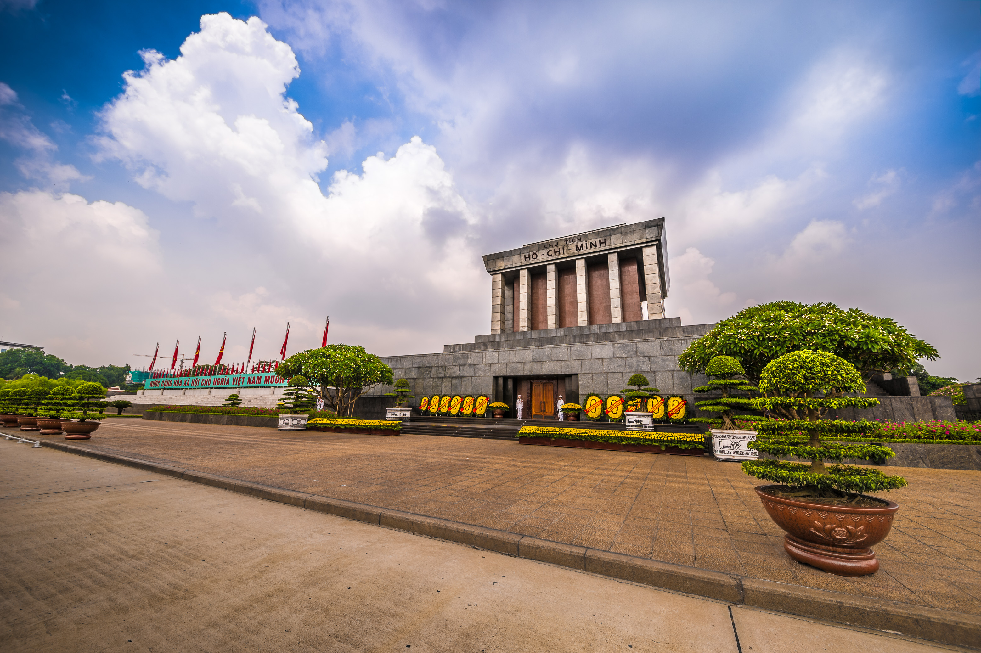 Asie du Sud-Est, capitale du Viêt Nam, delta du fleuve Rouge, ville de Hanoï, mausolée de Hô Chi Minh, place Ba Dinh, l'inscription Chủ tịch Hồ Chí Minh signifie Président Ho Chi Minh // Southeast Asia, Vietnam's capital, Red River Delta, Hanoi, Ho Chi Minh Mausoleum, Ba Dinh Square, Chu Tich Ho Chi Minh means President Ho Chi Minh