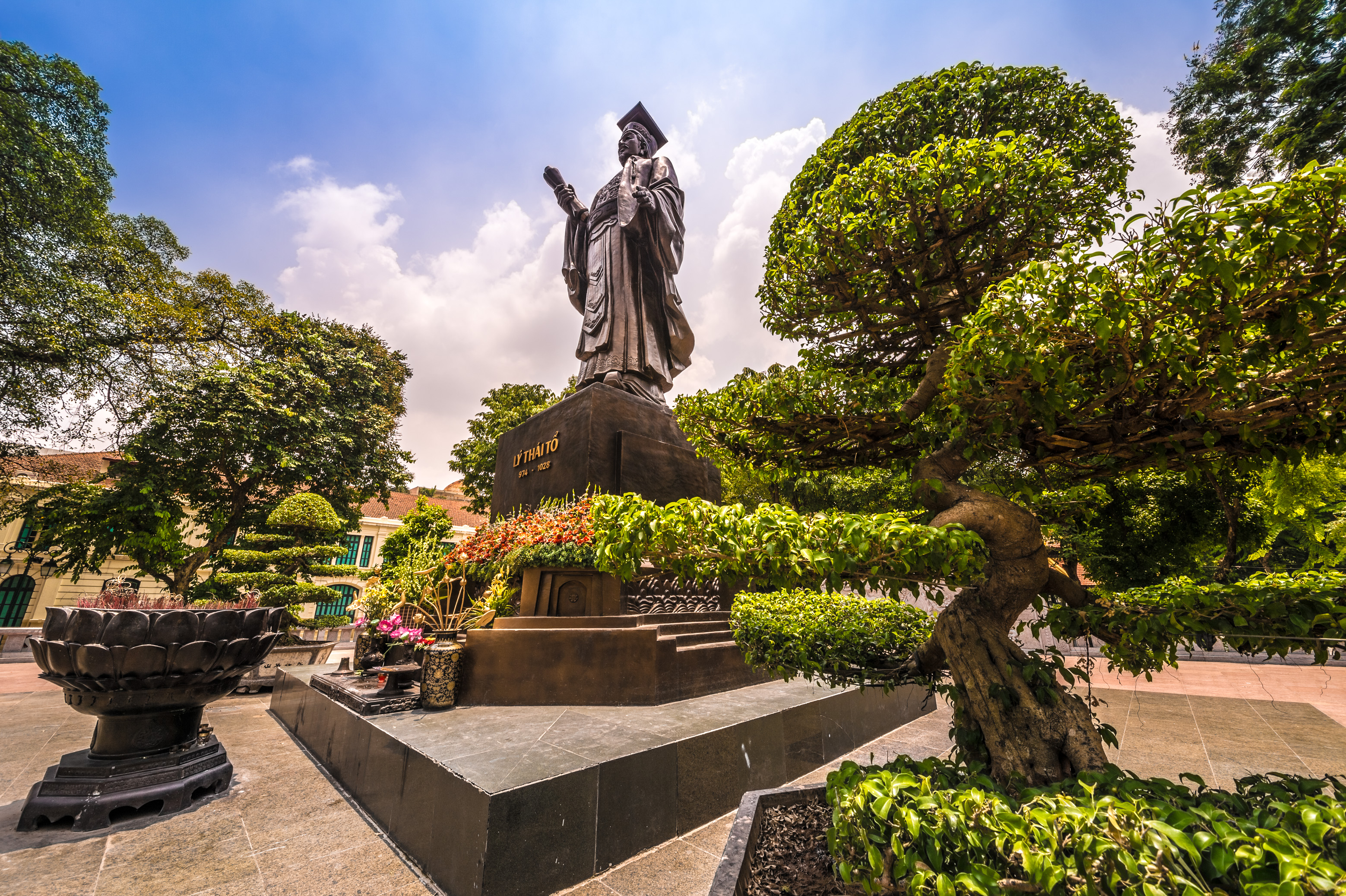 Asie du Sud-Est, capitale du Viêt Nam, delta du fleuve Rouge, ville de Hanoï, parc floral, sculpture représentant Lý Thái Tổ (08/03/974 - 31/03/1028) roi du Đại Cồ Việt ancien nom du Vietnam - règne de 1009 à 1028 // Southeast Asia, Vietnam's capital, Red River Delta, Hanoi, floral park, sculpture of Lý Thái Tổ (08/03/974 - 03/31/1028), king of Dai Co Viet former name of Vietnam - reign 1009-1028